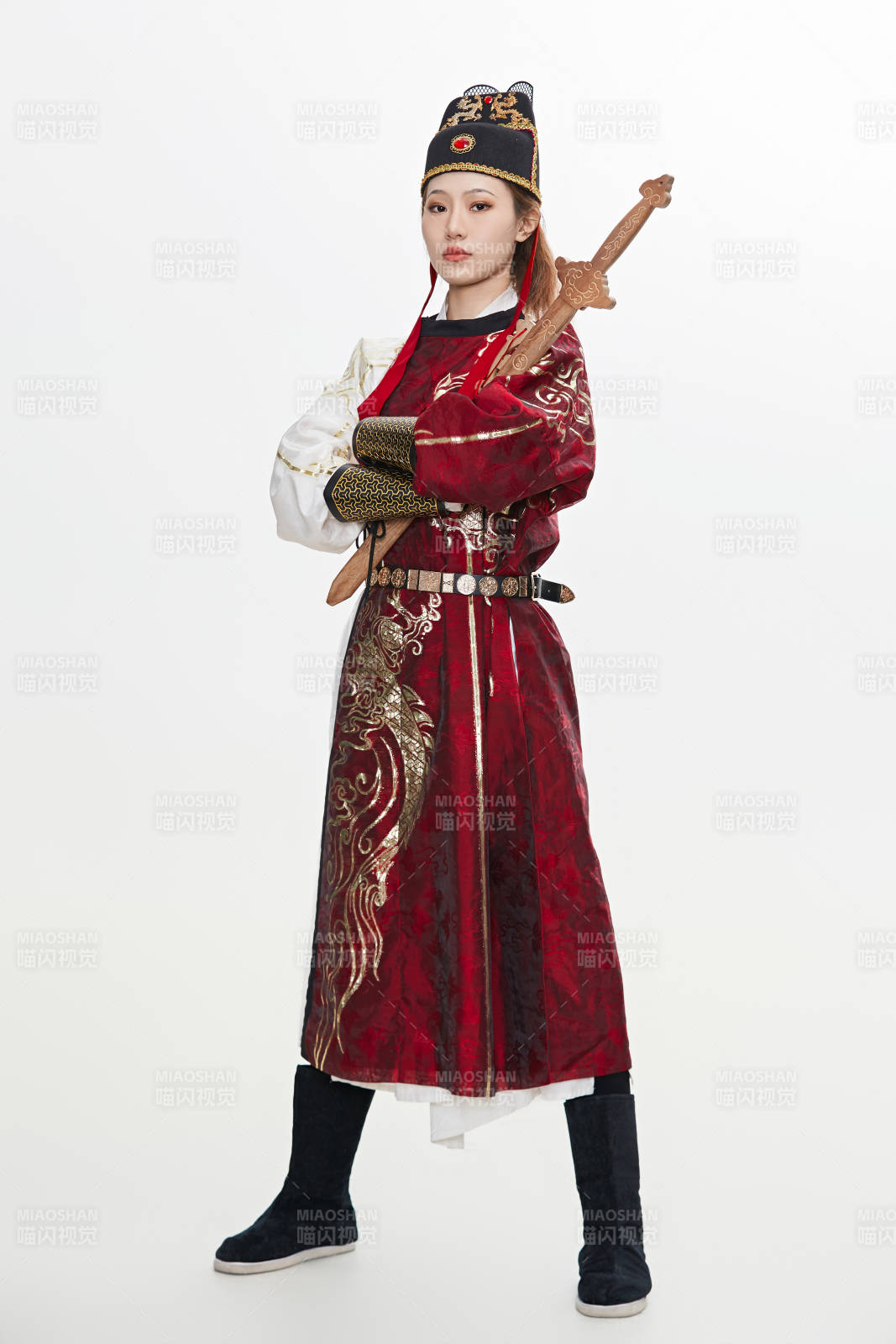 身穿武俠古風漢服英氣十足的亞洲美女