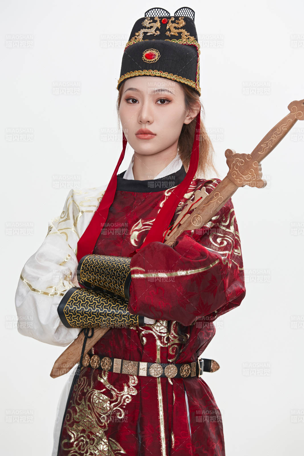 身穿武俠古風漢服英氣十足的亞洲美女