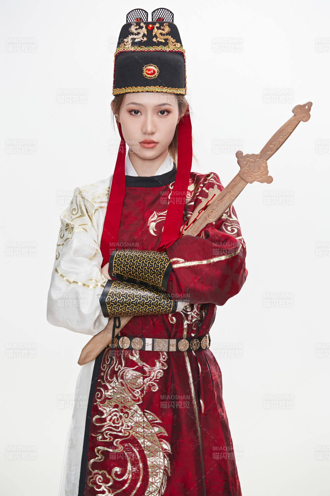 身穿武俠古風漢服英氣十足的亞洲美女