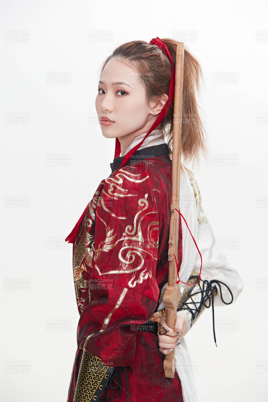 身穿武俠古風漢服英氣十足的亞洲美女