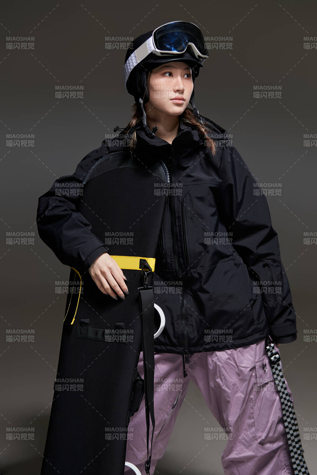 穿戴齊全單板滑雪裝備的亞洲美女