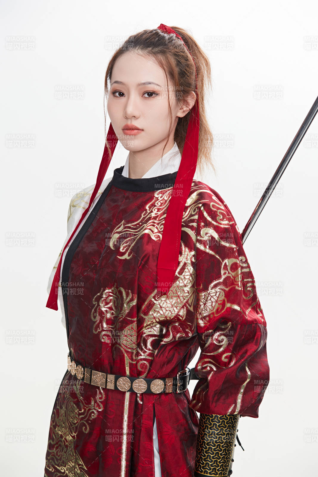 身穿武俠古風漢服英氣十足的亞洲美女