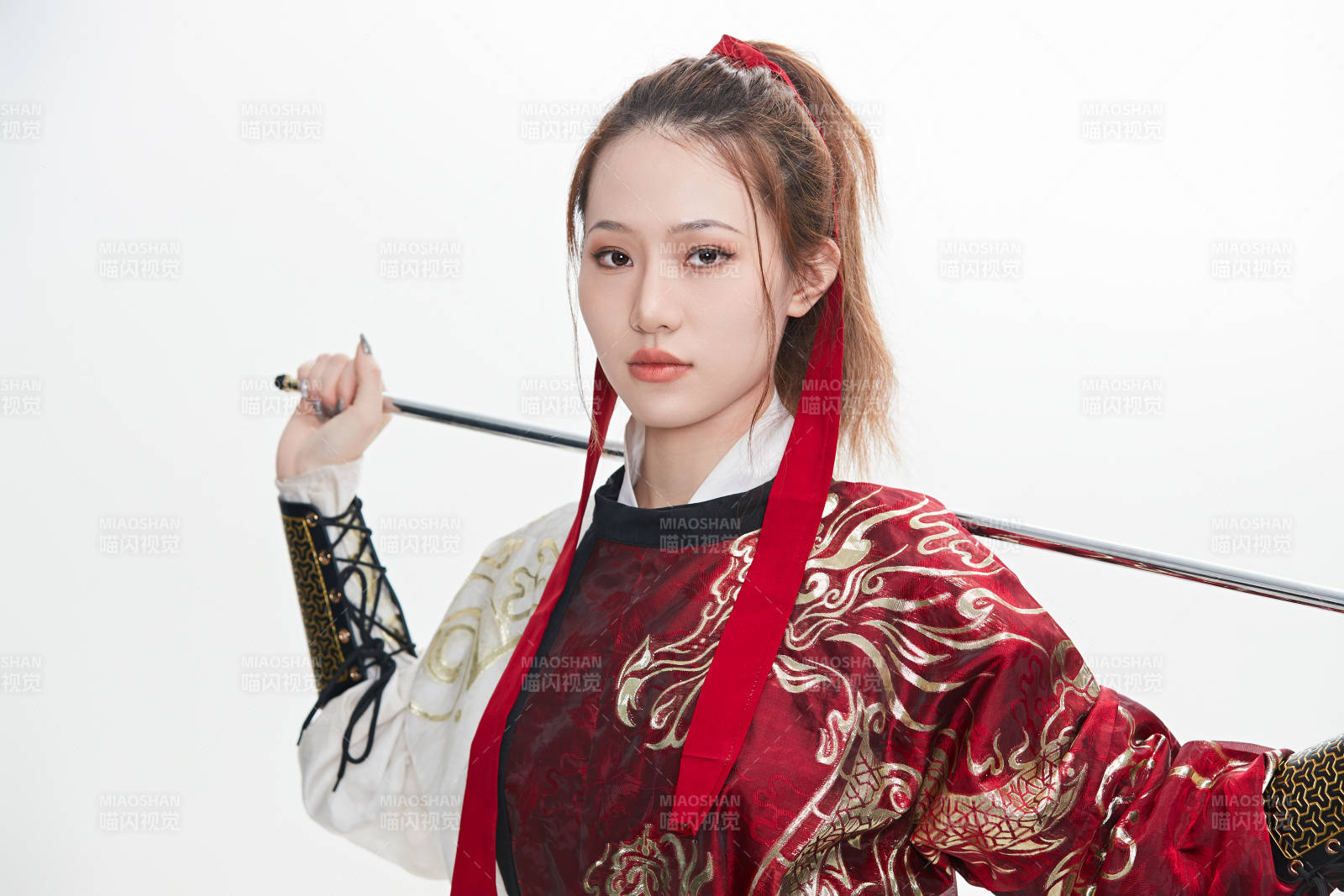 身穿武俠古風(fēng)漢服英氣十足的亞洲美女