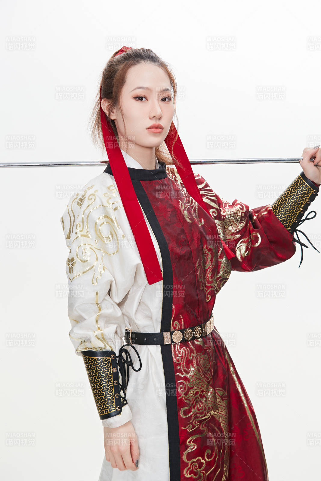 身穿武俠古風漢服英氣十足的亞洲美女