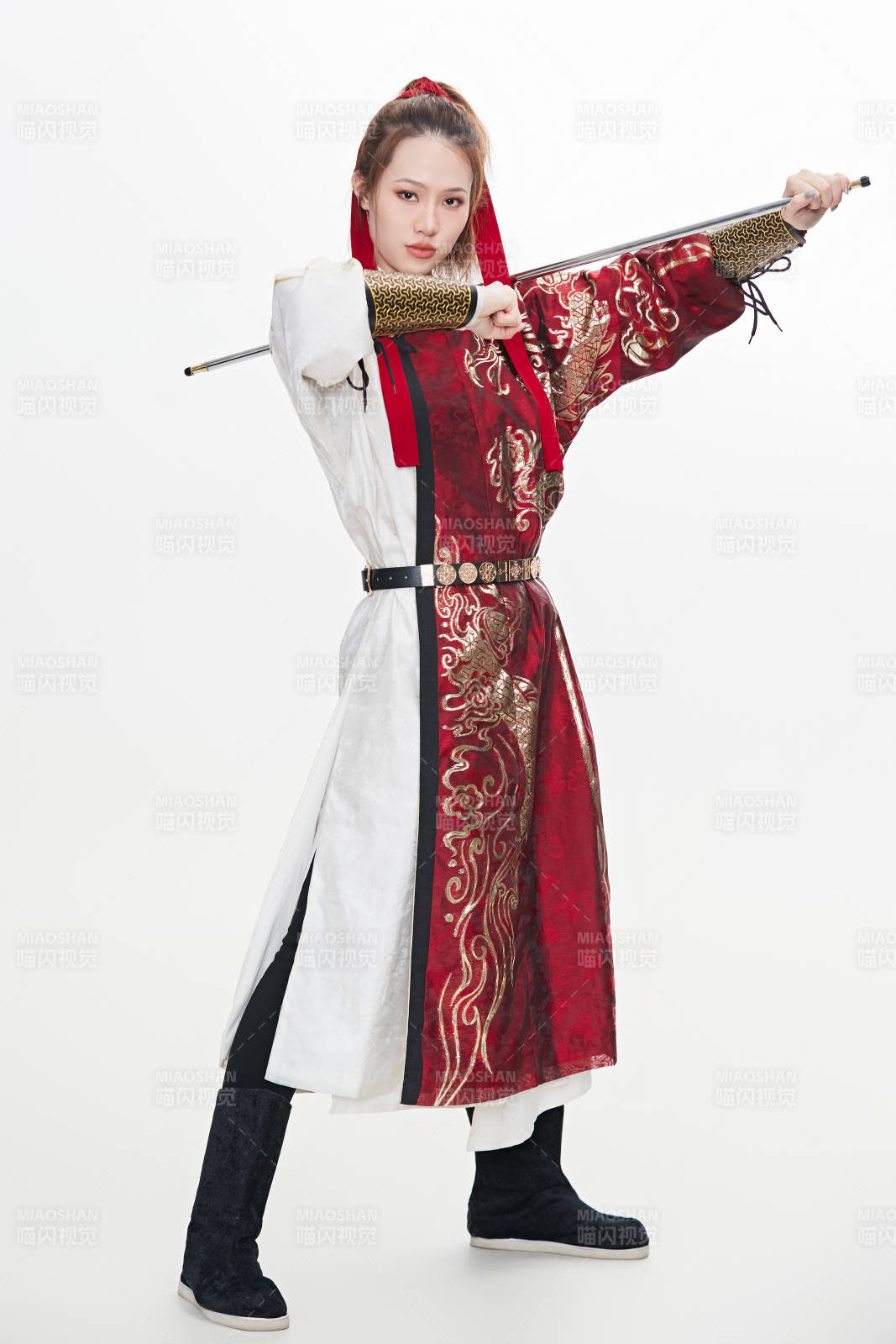 身穿武俠古風(fēng)漢服英氣十足的亞洲美女