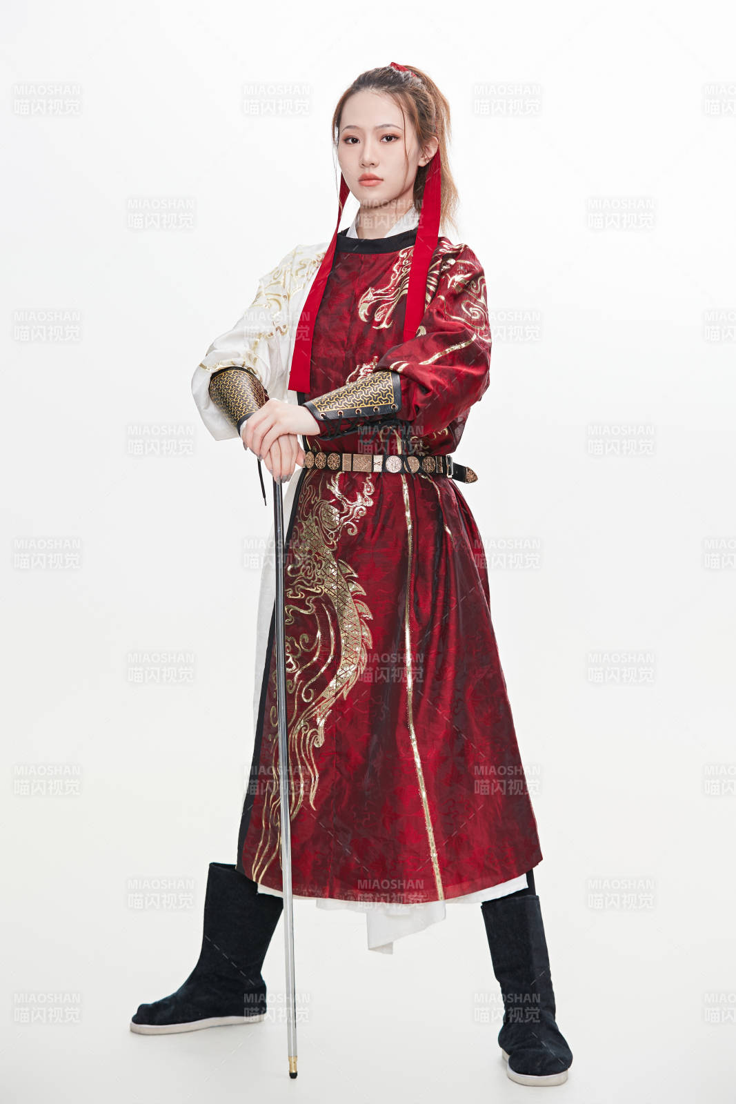 身穿武俠古風漢服英氣十足的亞洲美女