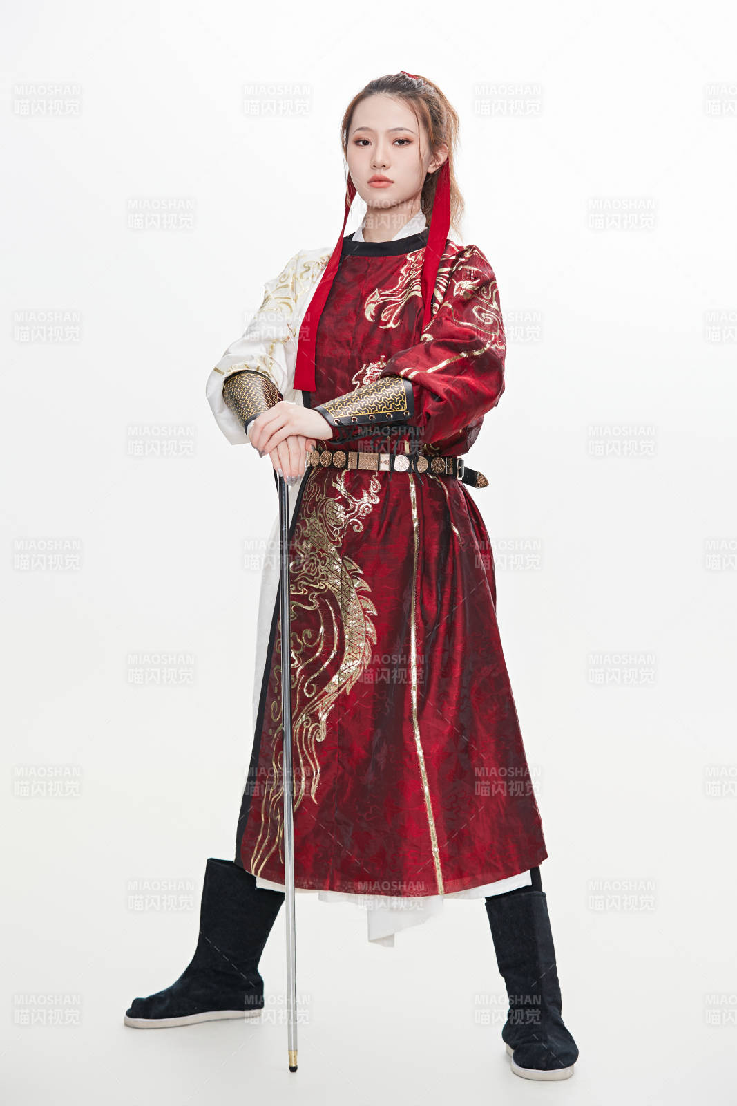 身穿武俠古風漢服英氣十足的亞洲美女