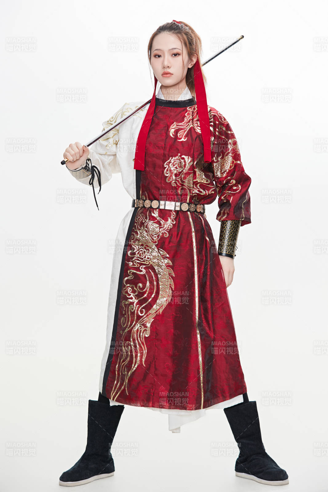 身穿武俠古風漢服英氣十足的亞洲美女