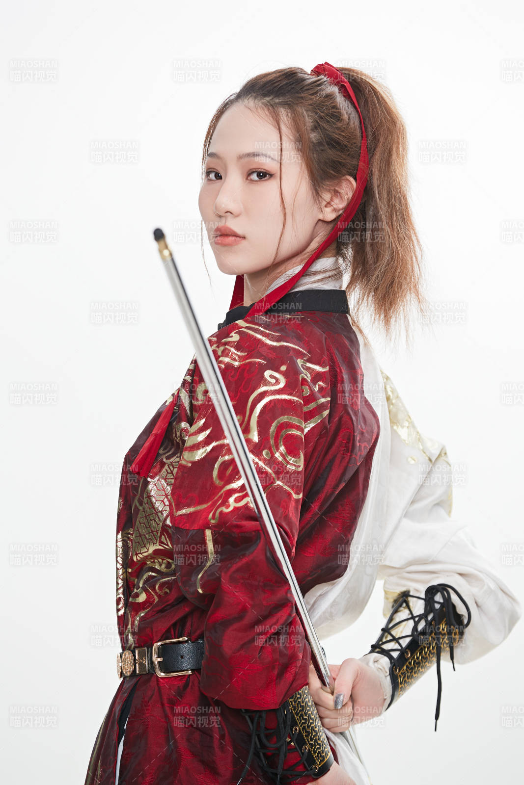 身穿武俠古風(fēng)漢服英氣十足的亞洲美女