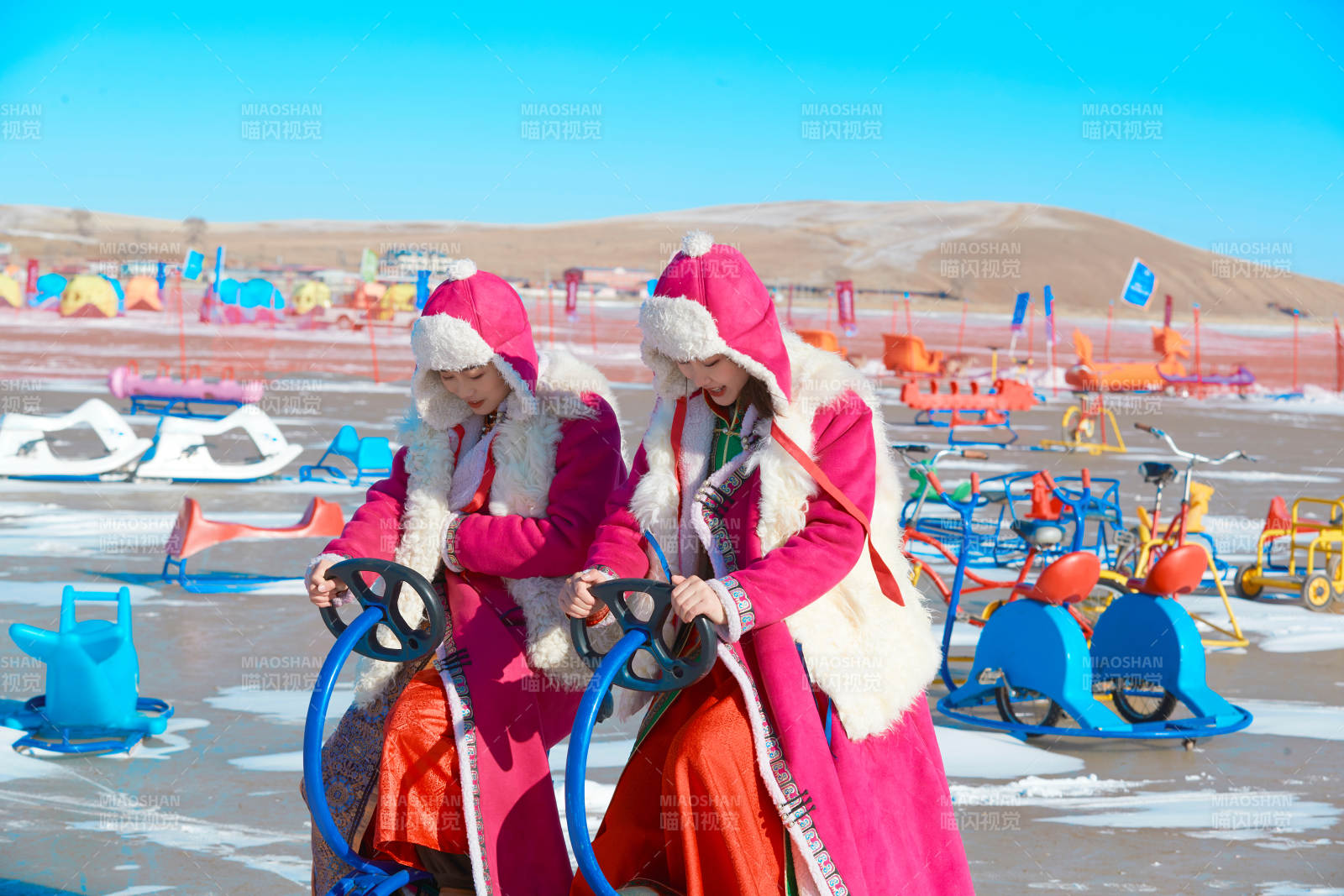 冬天在凍結湖面玩嬉戲滑冰的閨蜜少女