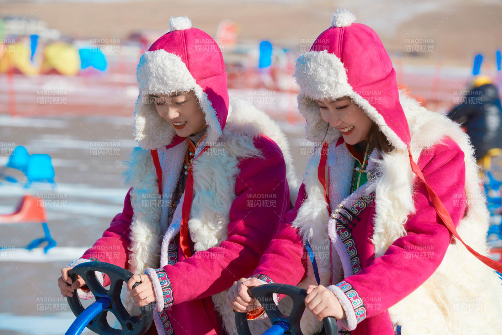 冬天在凍結湖面玩嬉戲滑冰的閨蜜少女