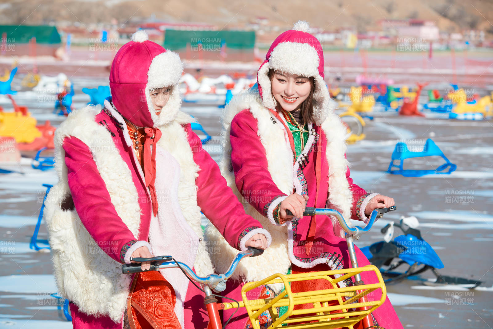 冬天在凍結(jié)湖面玩嬉戲滑冰的閨蜜少女