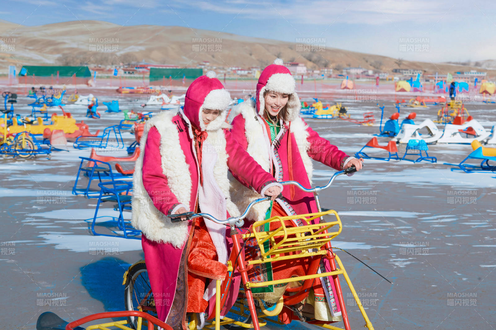 冬天在凍結湖面玩嬉戲滑冰的閨蜜少女