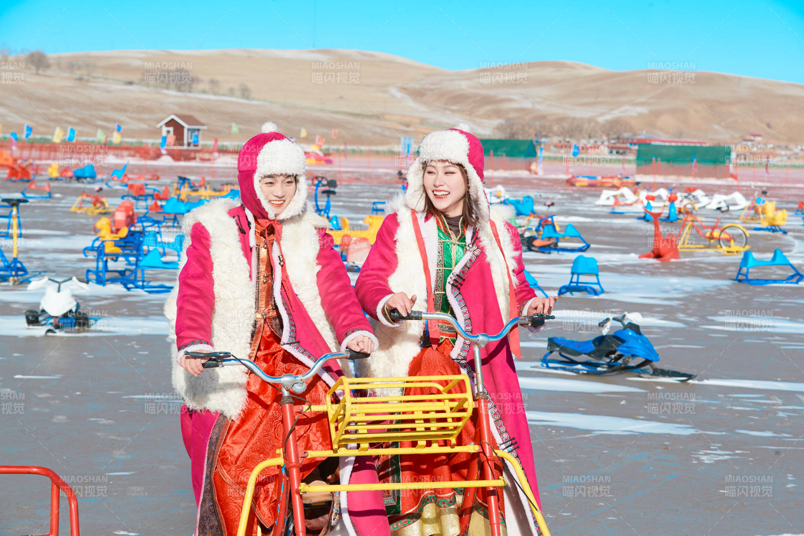 冬天在凍結(jié)湖面玩嬉戲滑冰的閨蜜少女