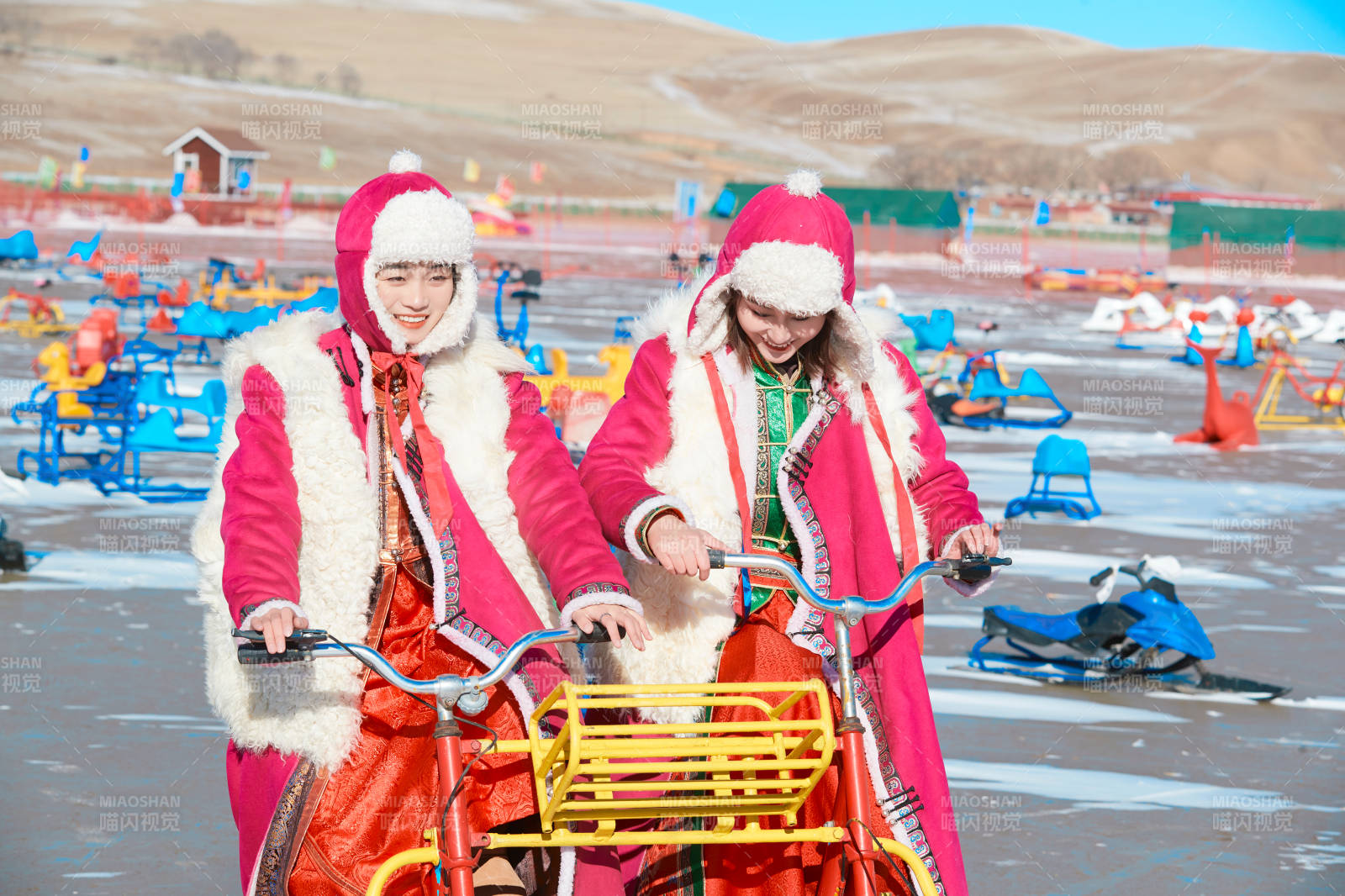 冬天在凍結湖面玩嬉戲滑冰的閨蜜少女