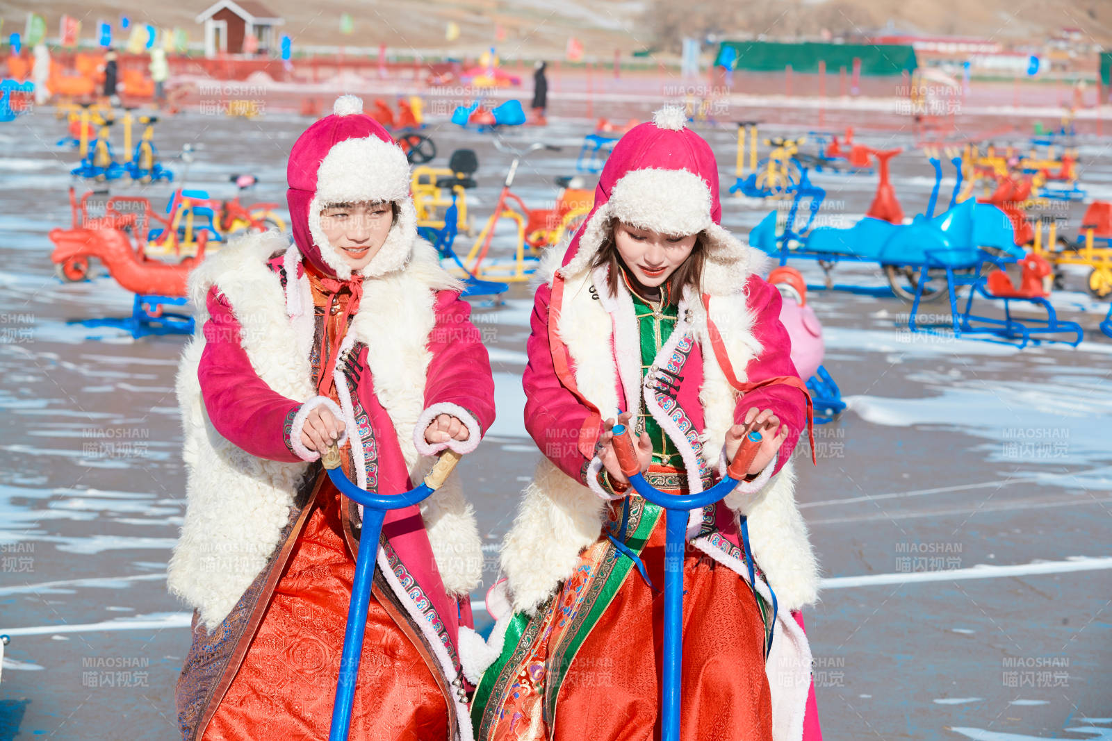 冬天在凍結(jié)湖面玩嬉戲滑冰的閨蜜少女