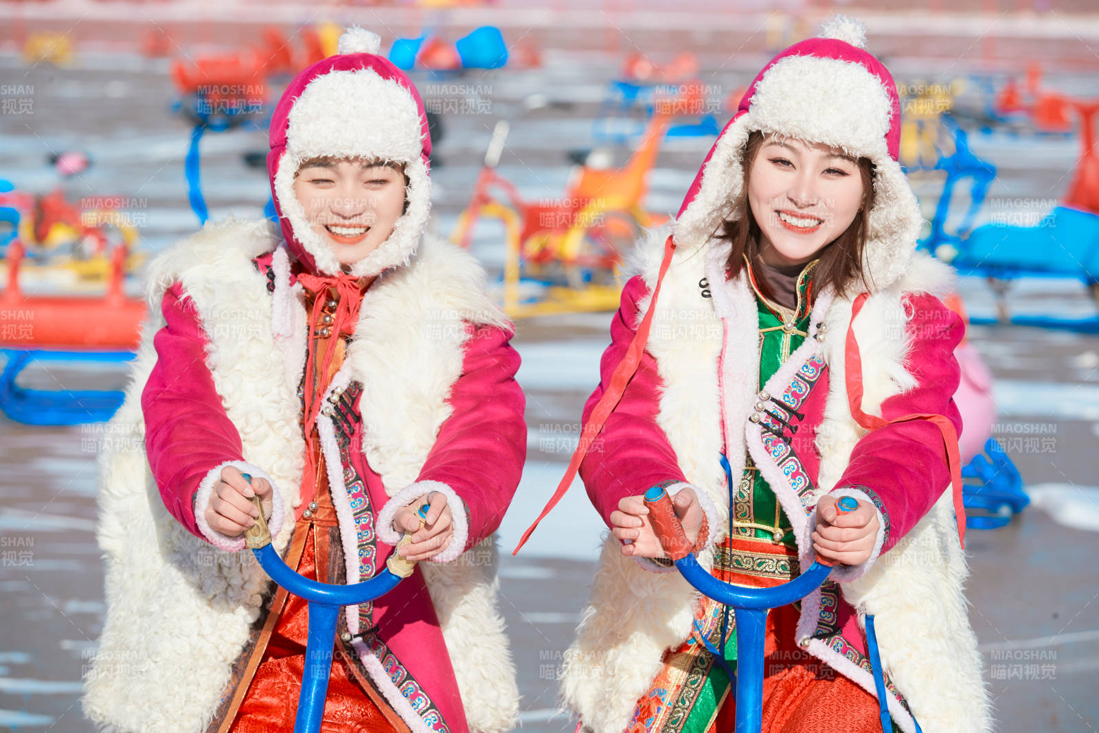 冬天在凍結湖面玩嬉戲滑冰的閨蜜少女