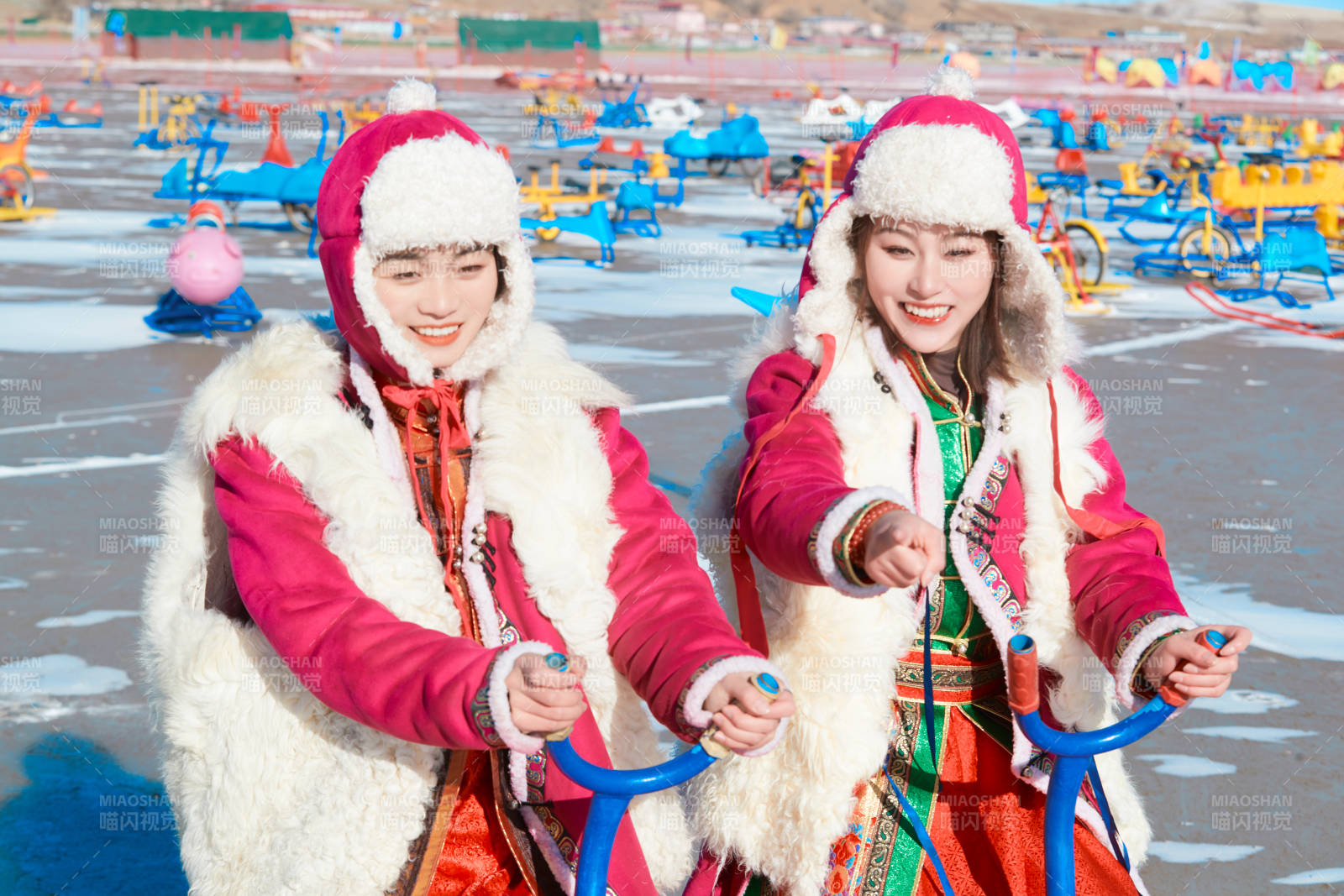 冬天在凍結湖面玩嬉戲滑冰的閨蜜少女