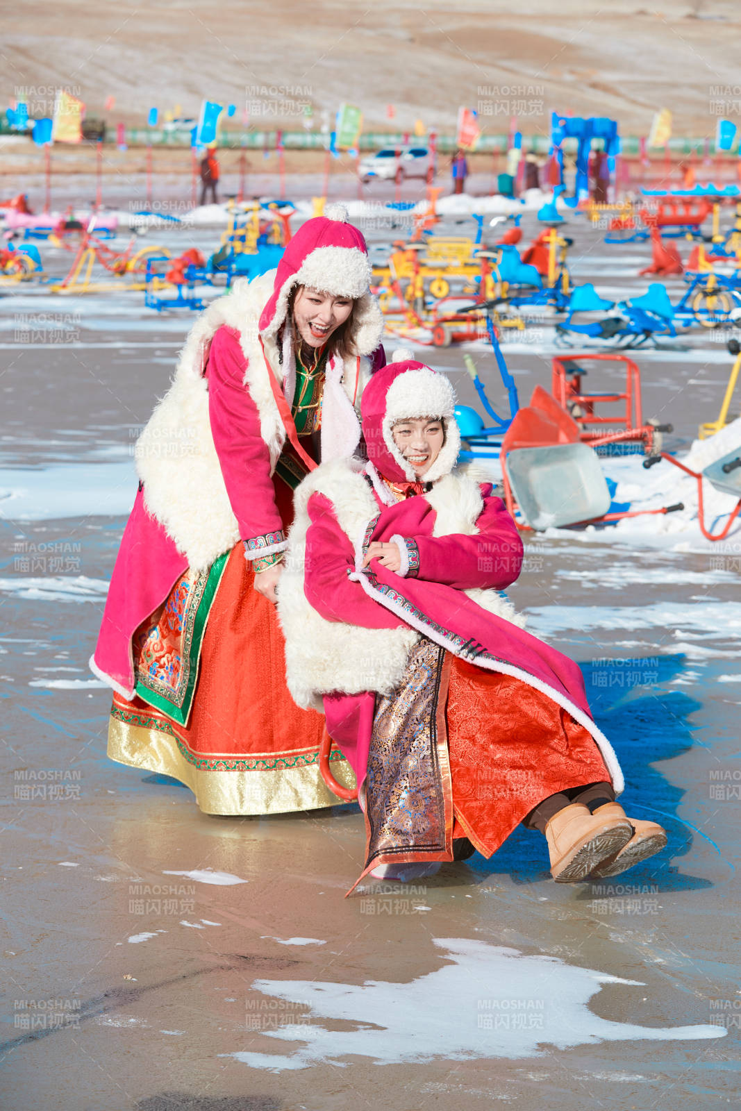 冬天在凍結(jié)湖面玩嬉戲滑冰的閨蜜少女