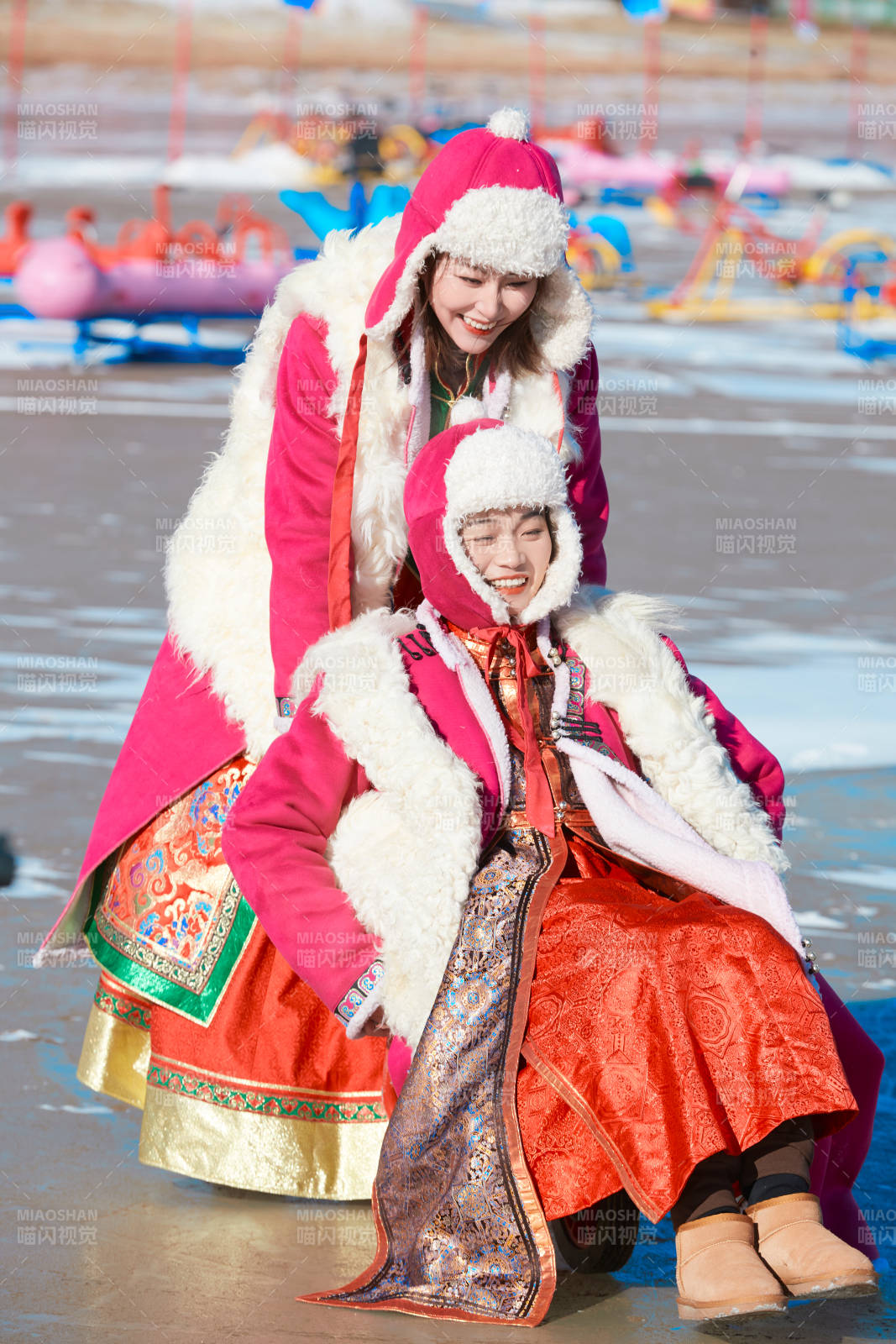 冬天在凍結(jié)湖面玩嬉戲滑冰的閨蜜少女