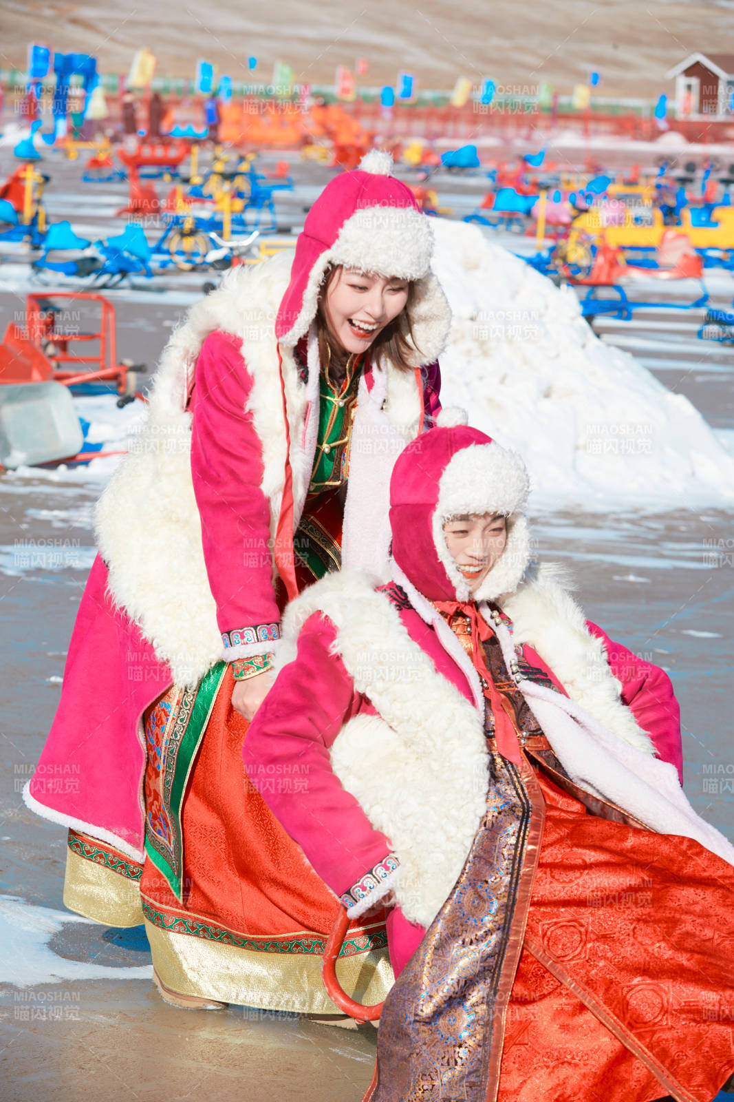 冬天在凍結湖面玩嬉戲滑冰的閨蜜少女