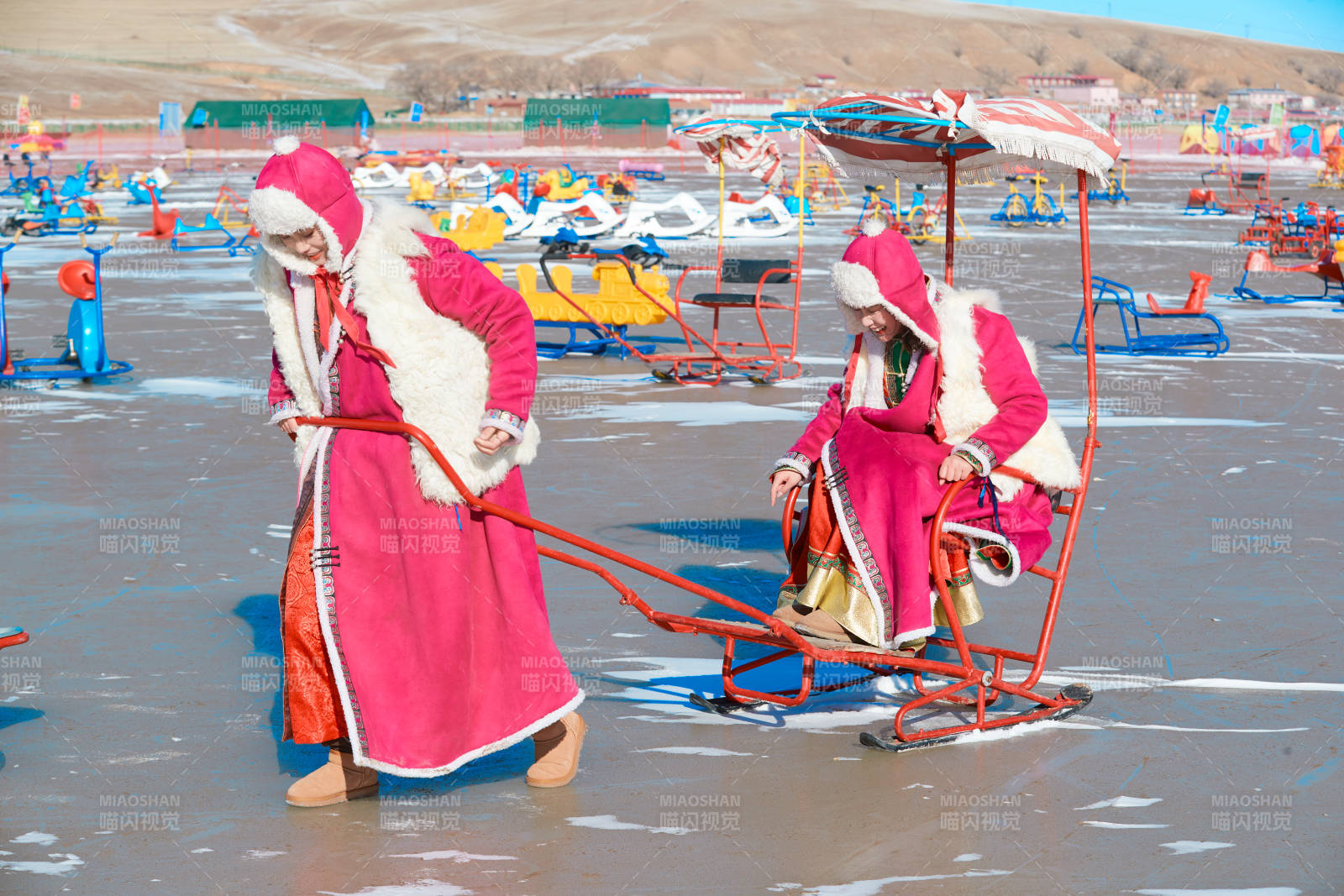 冬天在凍結湖面玩嬉戲滑冰的閨蜜少女