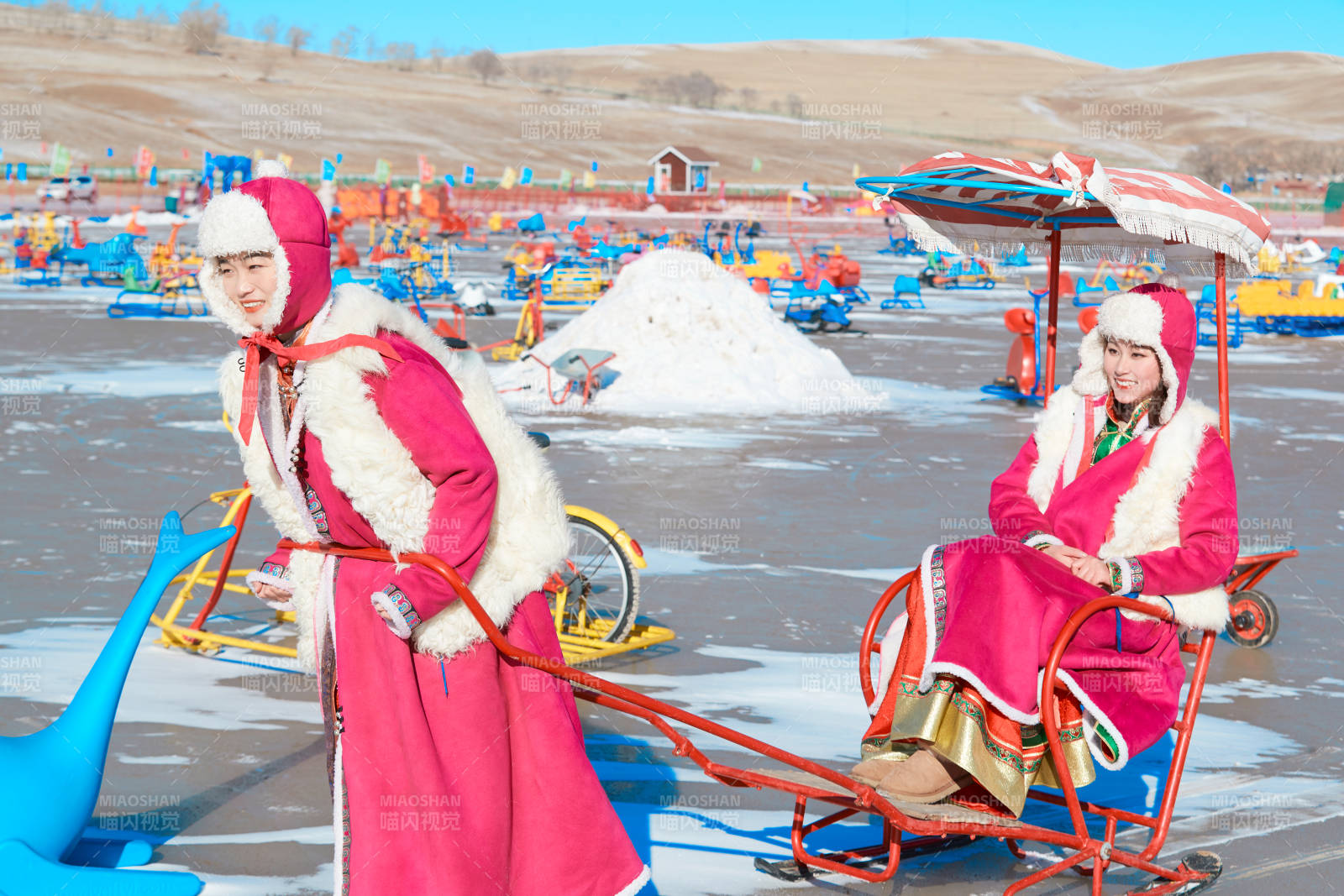 冬天在凍結湖面玩嬉戲滑冰的閨蜜少女