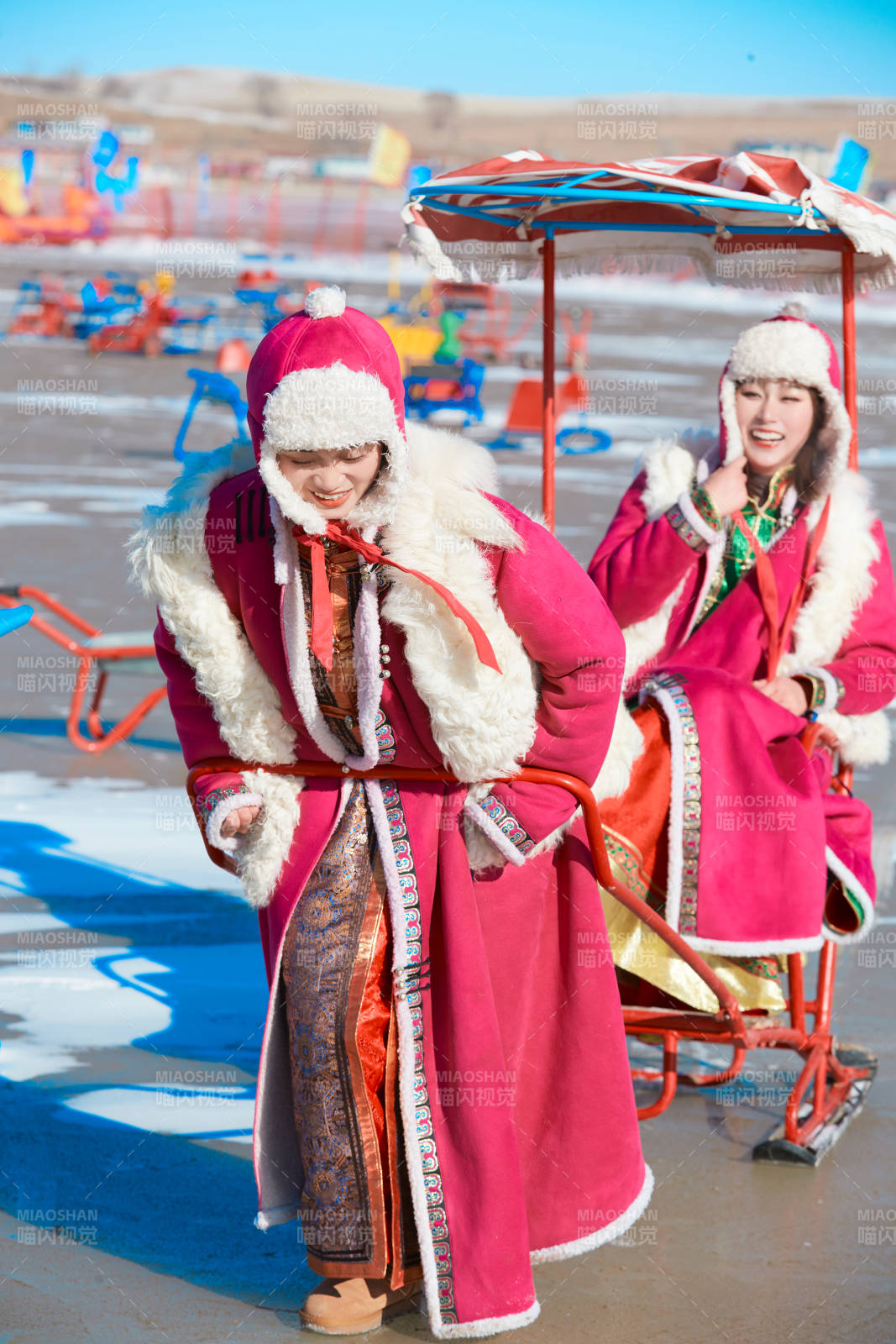 冬天在凍結湖面玩嬉戲滑冰的閨蜜少女