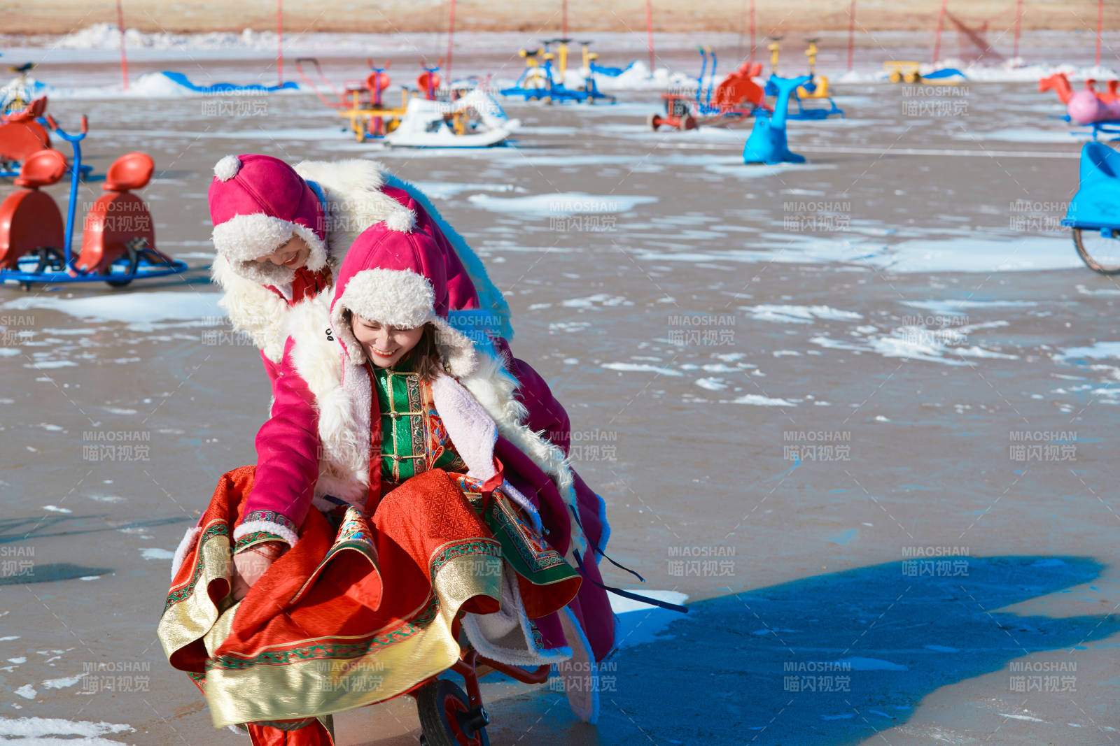 冬天在凍結(jié)湖面玩嬉戲滑冰的閨蜜少女