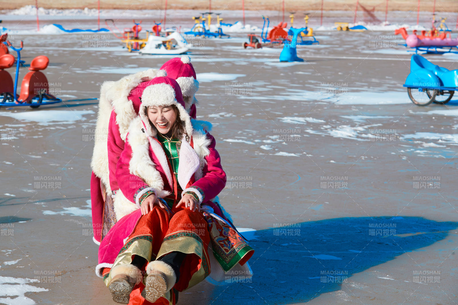 冬天在凍結湖面玩嬉戲滑冰的閨蜜少女
