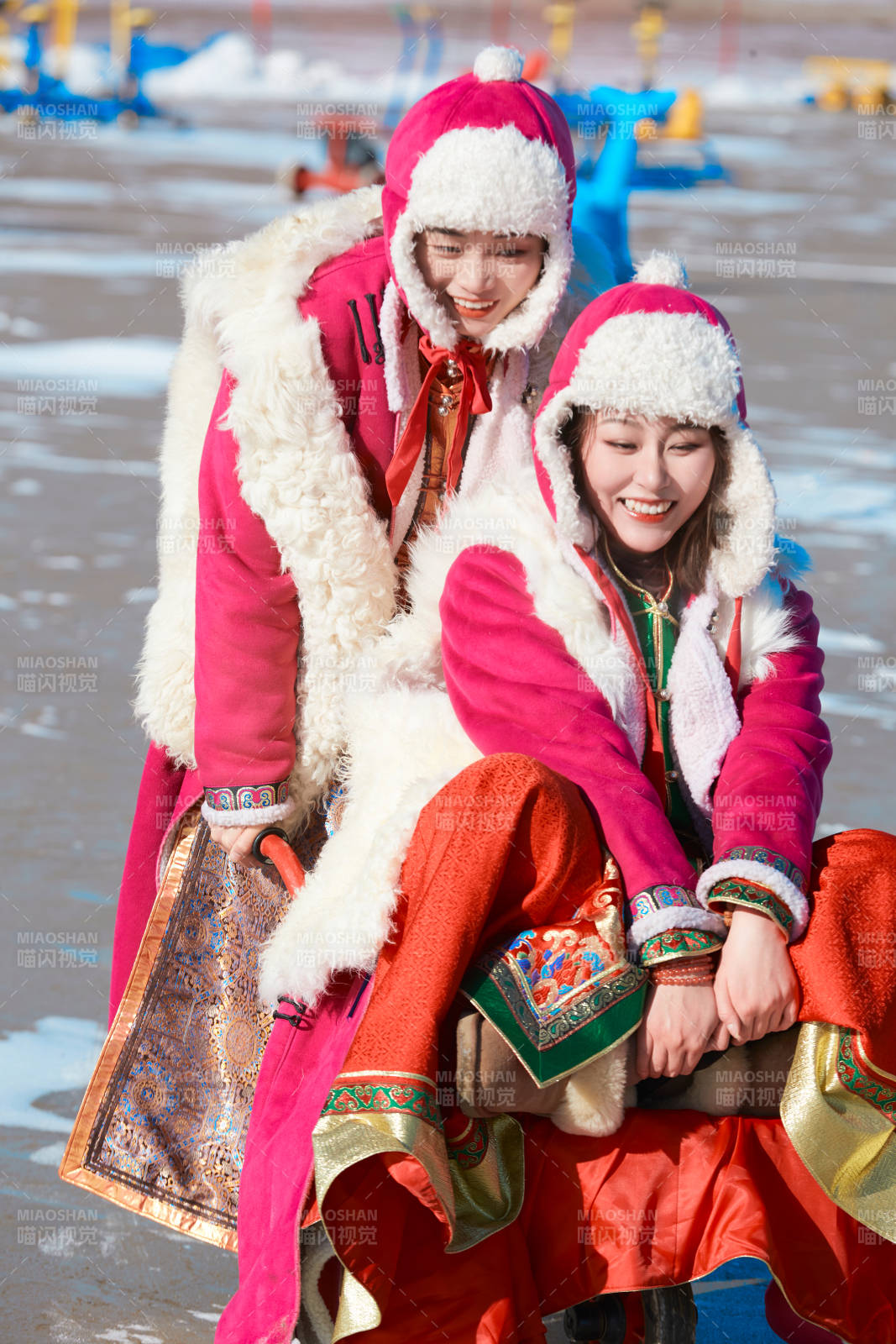 冬天在凍結湖面玩嬉戲滑冰的閨蜜少女