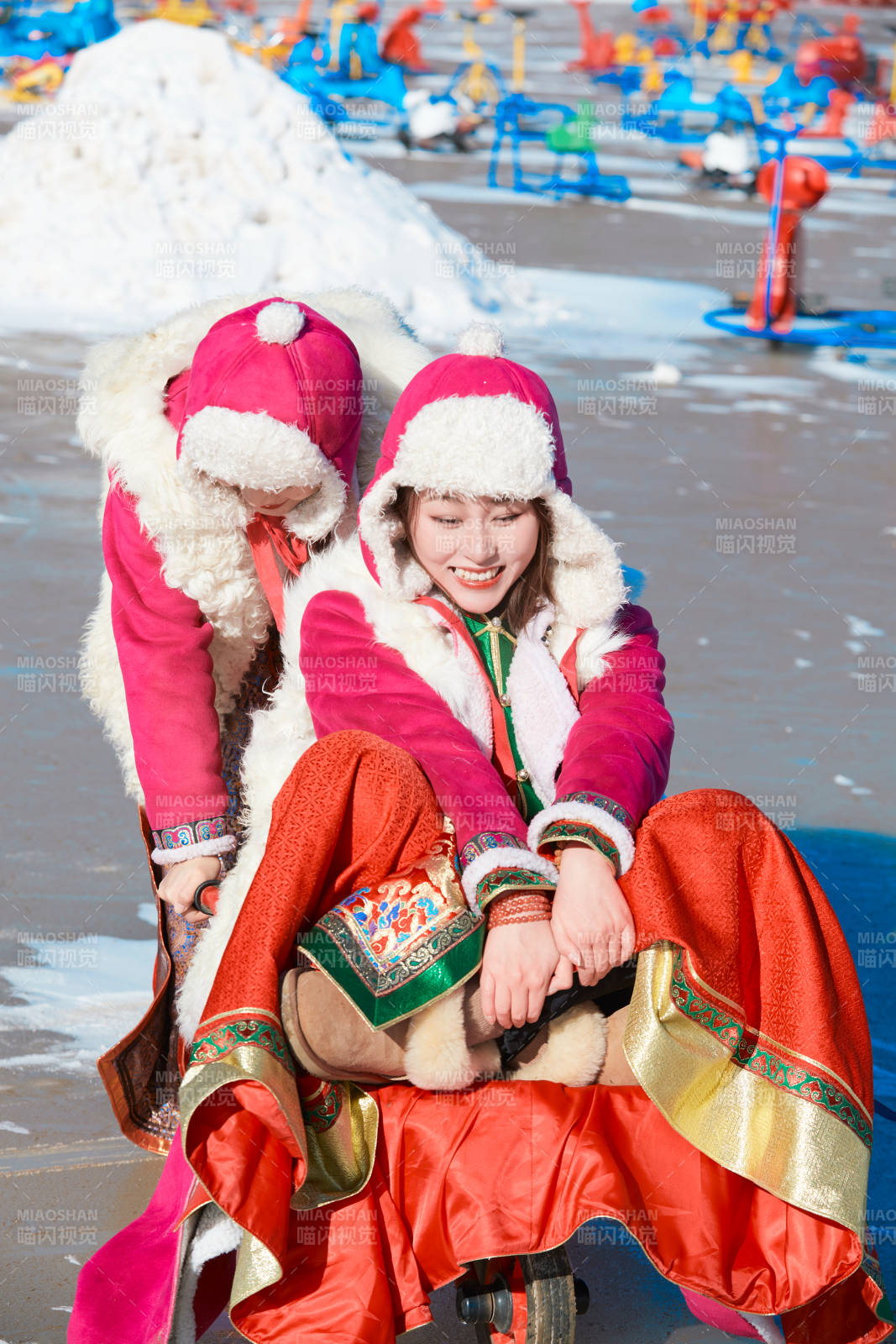 冬天在凍結湖面玩嬉戲滑冰的閨蜜少女