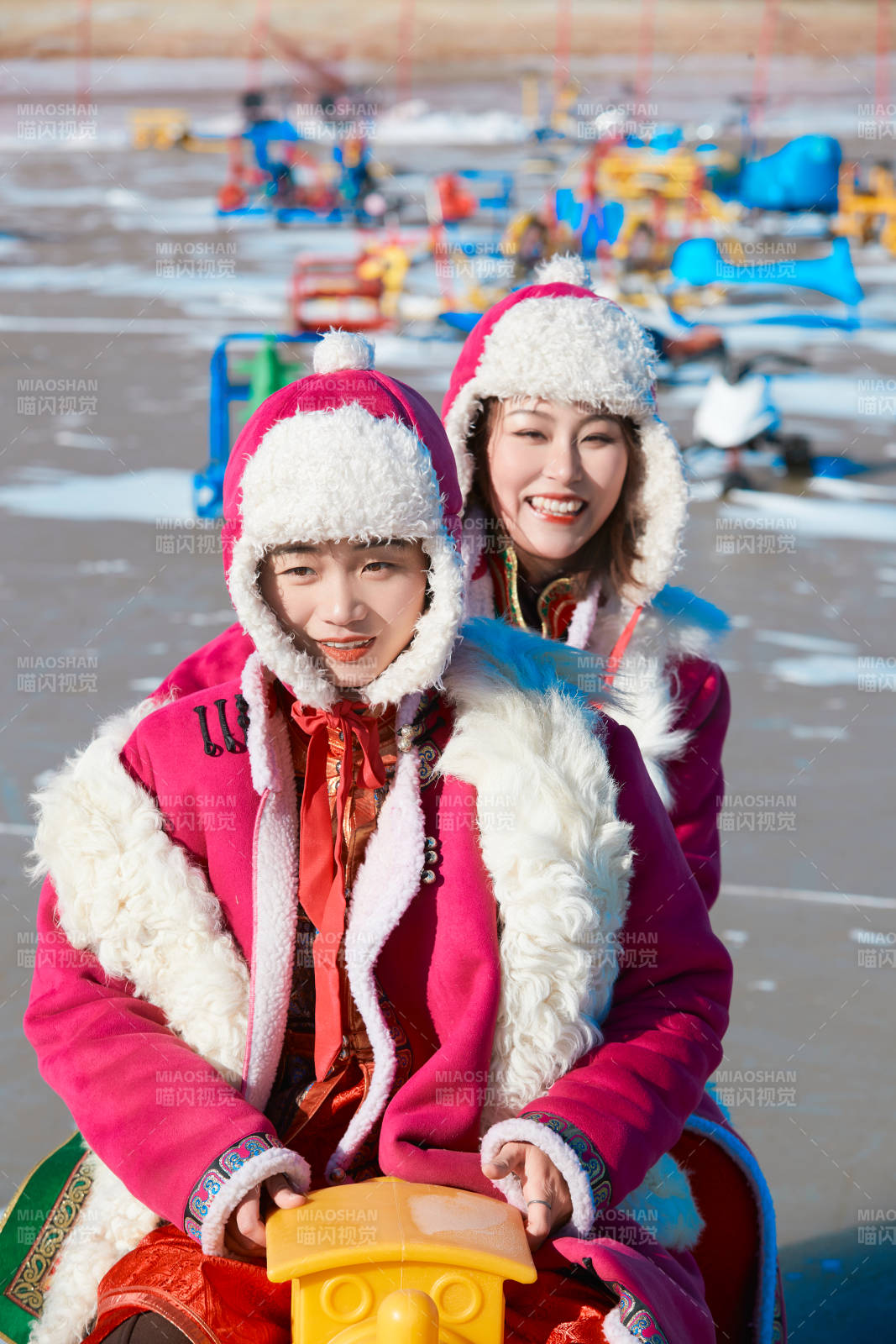 冬天在凍結湖面玩嬉戲滑冰的閨蜜少女