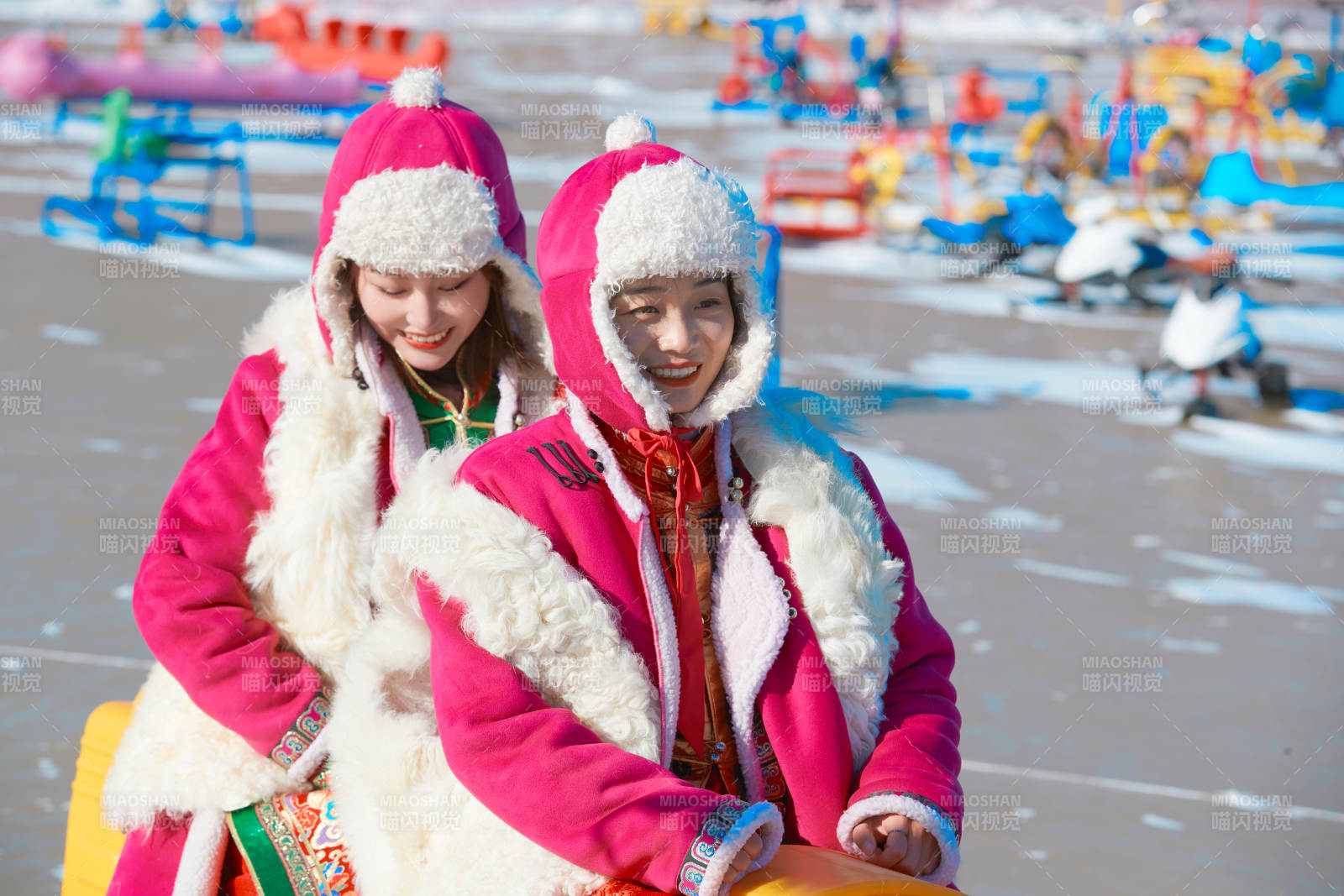 冬天在凍結(jié)湖面玩嬉戲滑冰的閨蜜少女