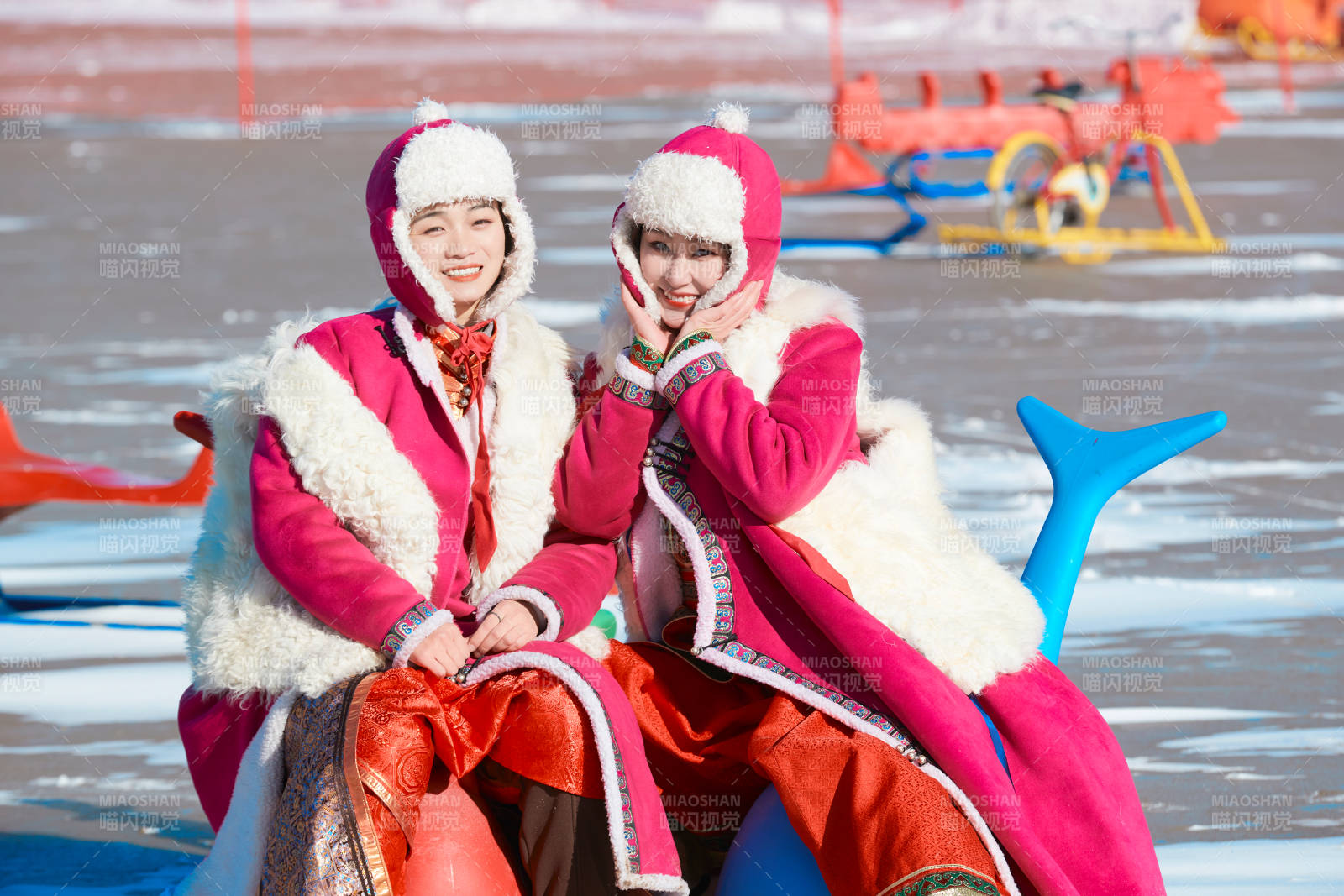 冬天在凍結湖面玩嬉戲滑冰的閨蜜少女