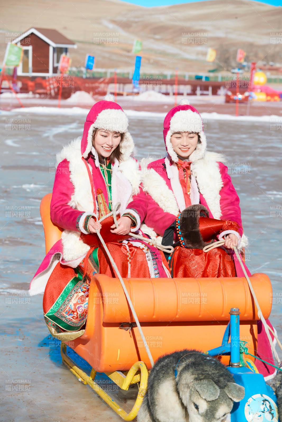 冬天在凍結湖面玩嬉戲滑冰的閨蜜少女