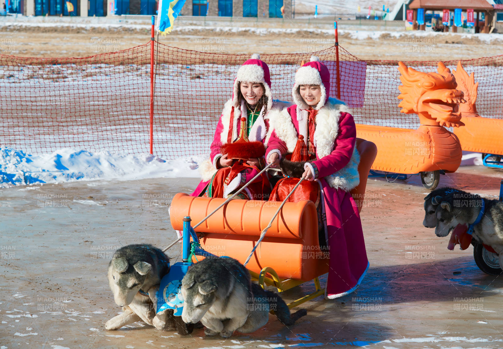 冬天在凍結(jié)湖面玩嬉戲滑冰的閨蜜少女
