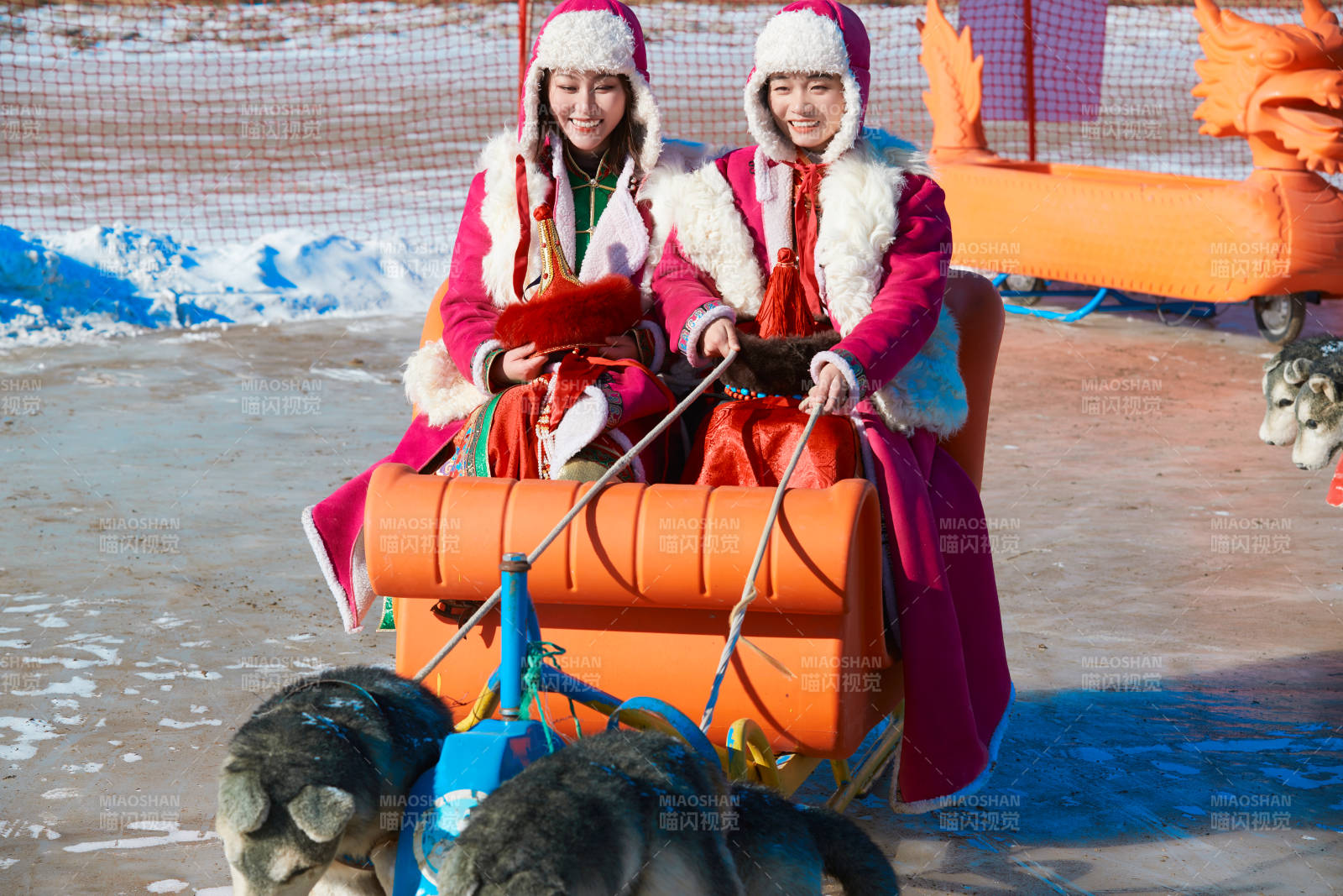 冬天在凍結湖面玩嬉戲滑冰的閨蜜少女
