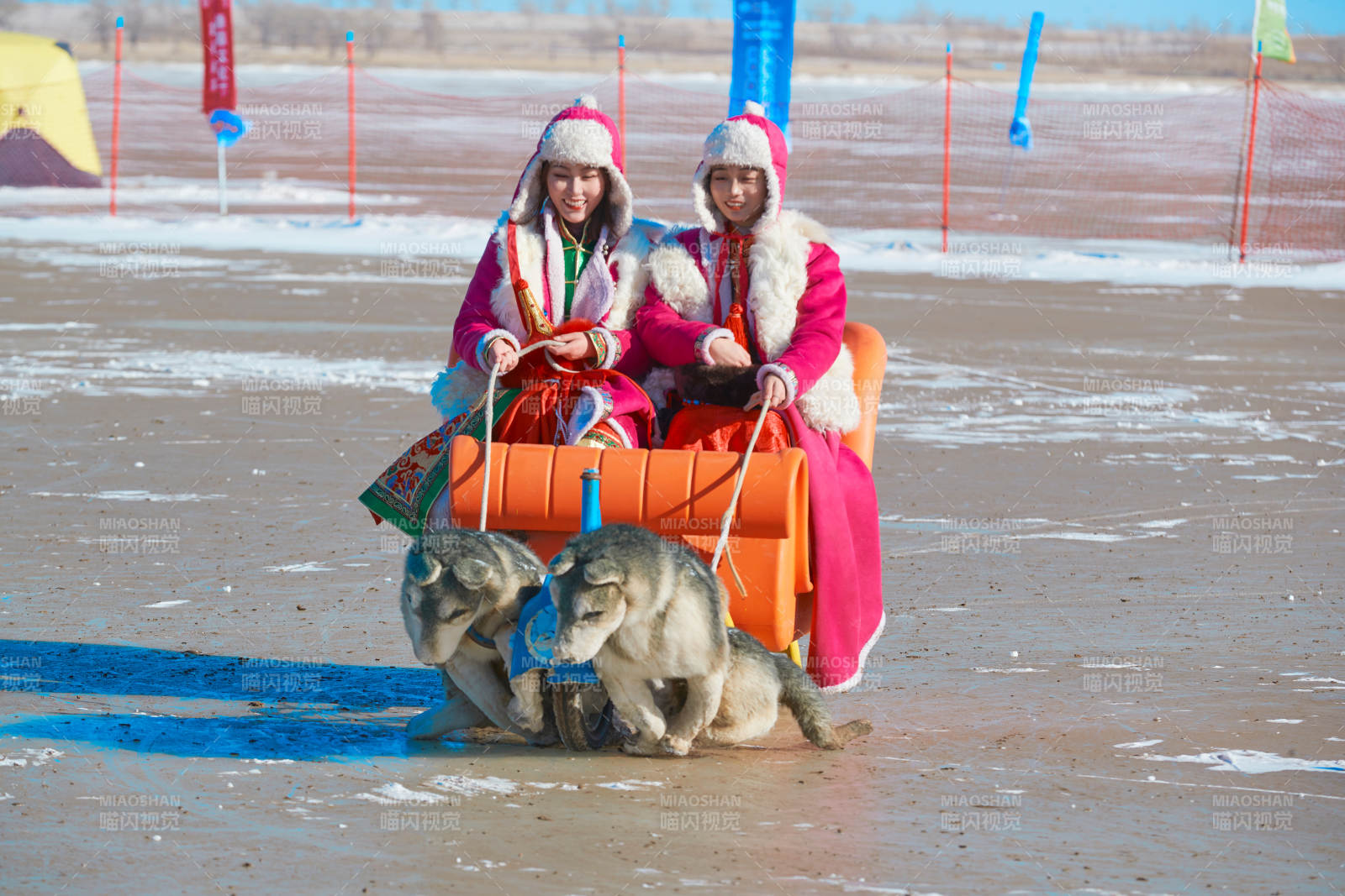 冬天在凍結湖面玩嬉戲滑冰的閨蜜少女