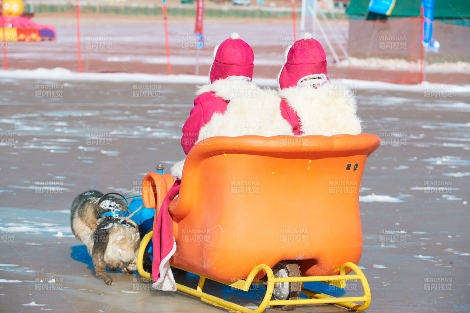 冬天在凍結(jié)湖面玩嬉戲滑冰的閨蜜少女