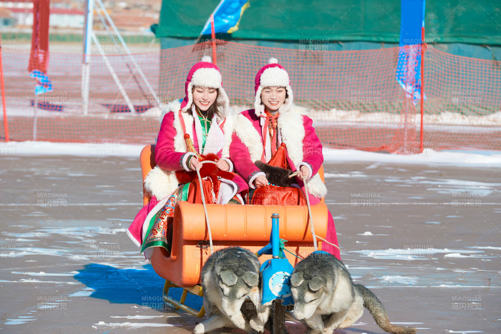 冬天在凍結湖面玩嬉戲滑冰的閨蜜少女