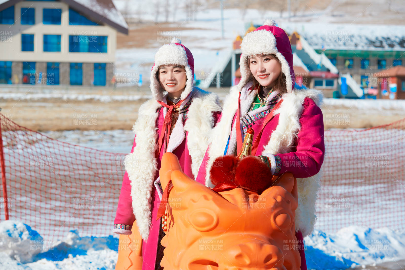 冬天在凍結(jié)湖面玩嬉戲滑冰的閨蜜少女