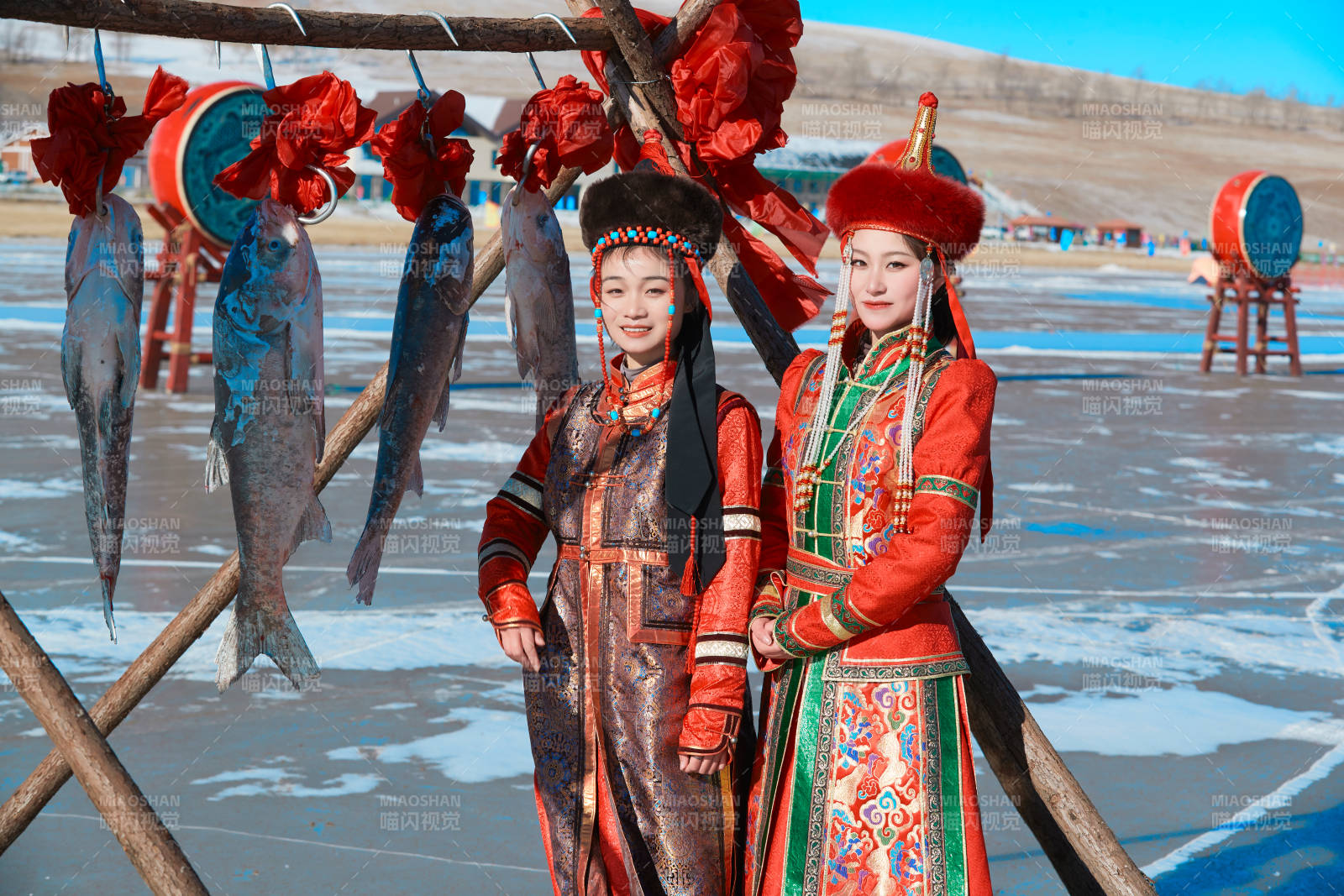 冬天在凍結湖面玩嬉戲滑冰的閨蜜少女