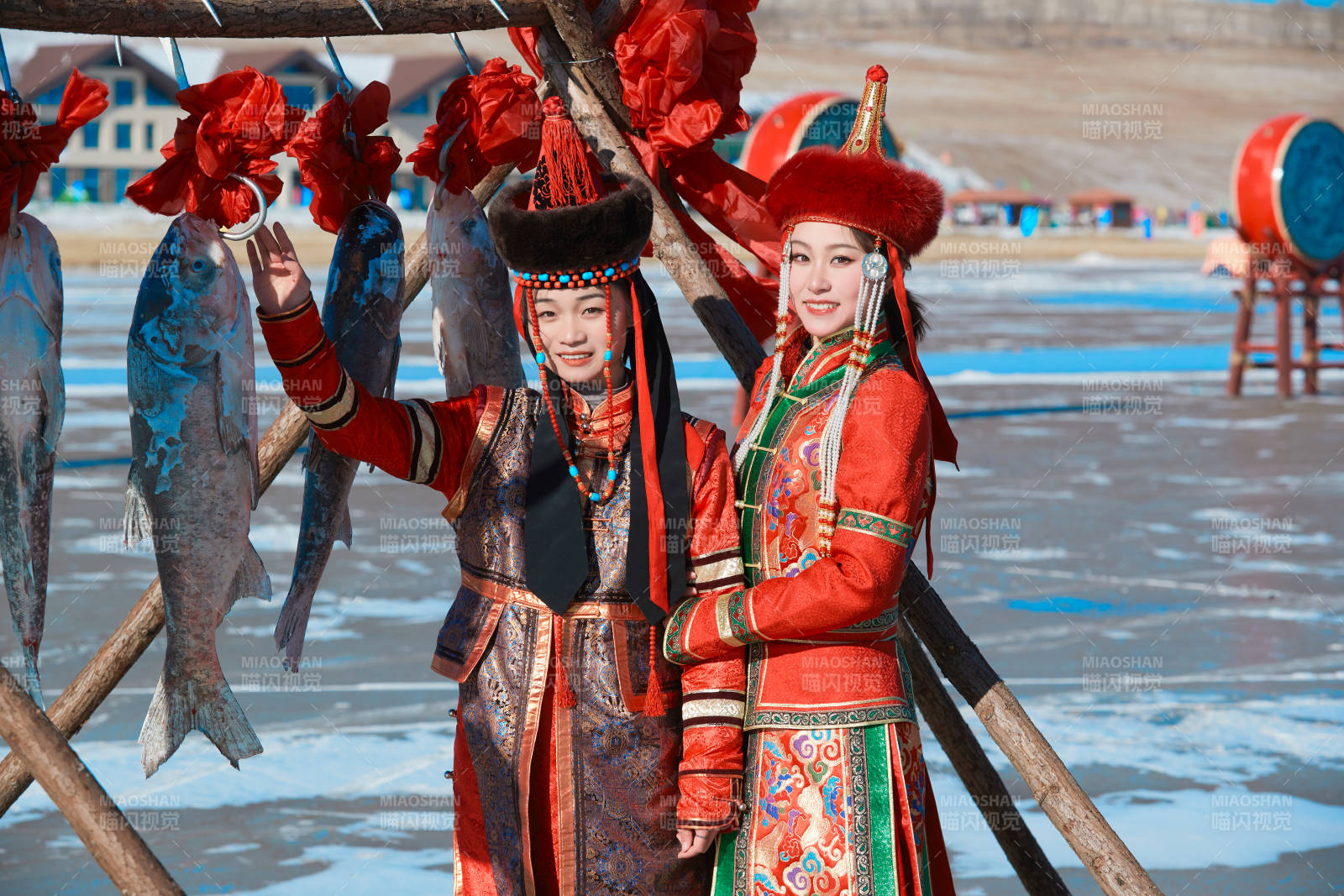 穿著蒙族服飾參加冬季捕魚活動的閨蜜少女