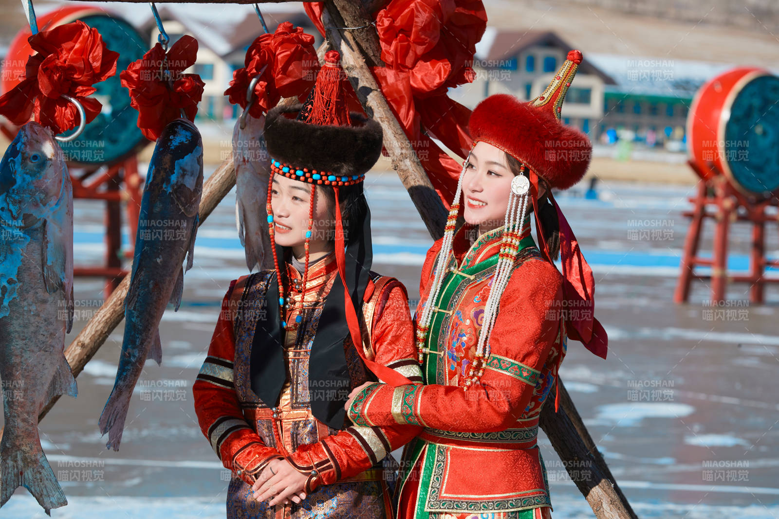 穿著蒙族服飾參加冬季捕魚活動的閨蜜少女