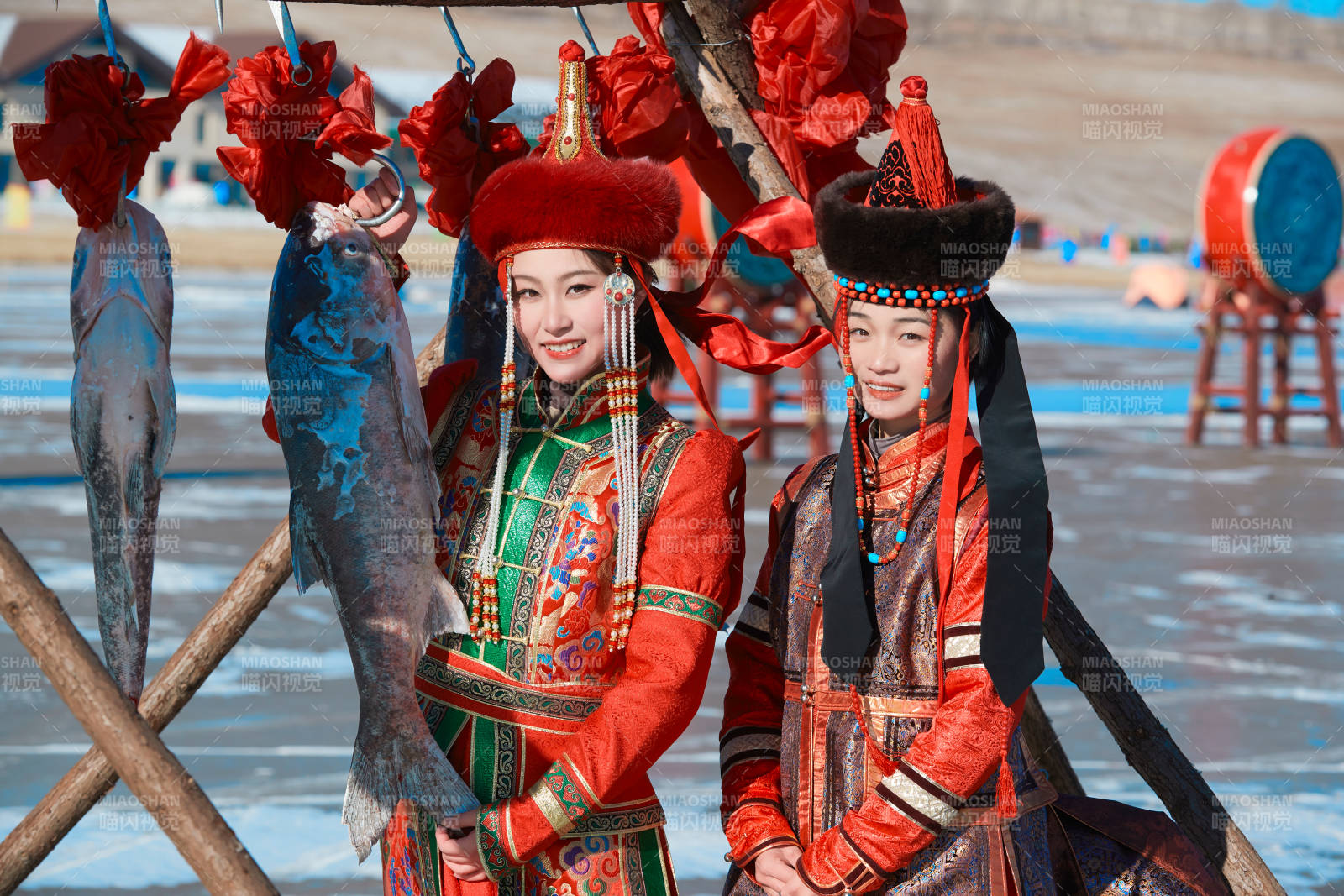 穿著蒙族服飾參加冬季捕魚活動的閨蜜少女