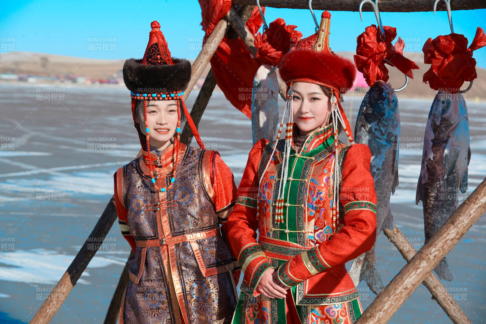 穿著蒙族服飾參加冬季捕魚活動的閨蜜少女