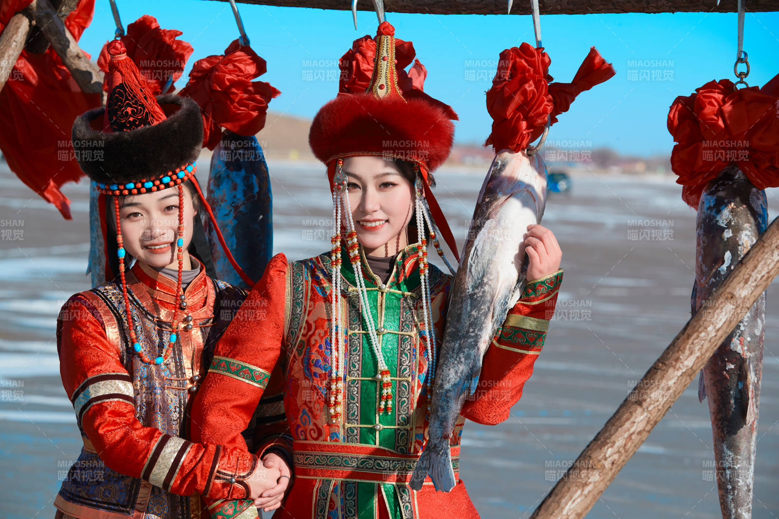 穿著蒙族服飾參加冬季捕魚活動的閨蜜少女