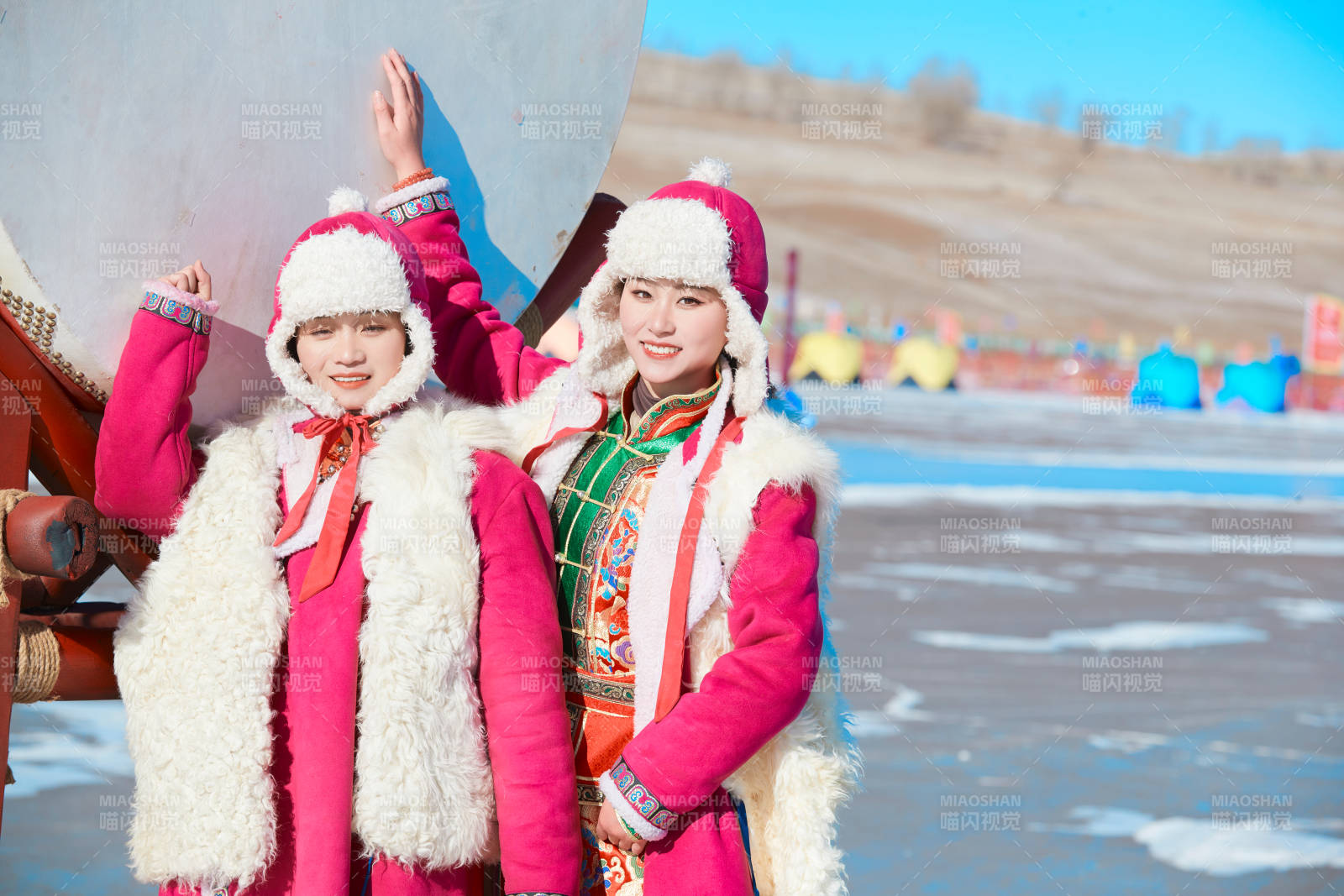 冬天在凍結湖面玩嬉戲滑冰的閨蜜少女
