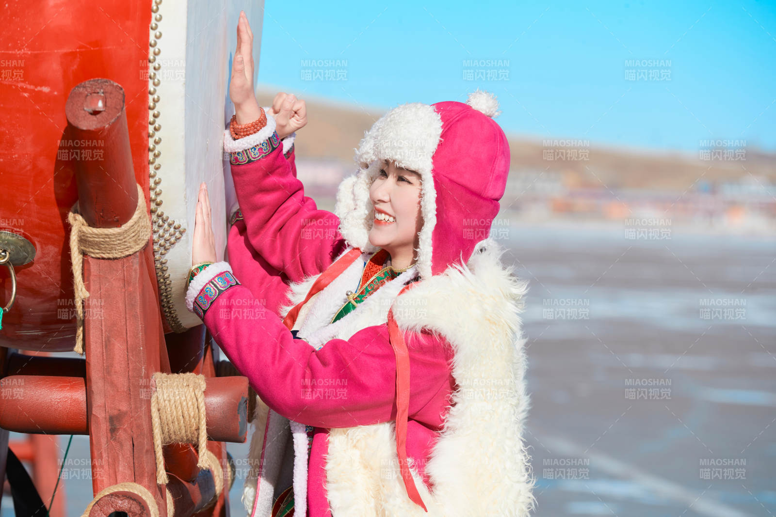 冬天在凍結湖面玩嬉戲滑冰的閨蜜少女